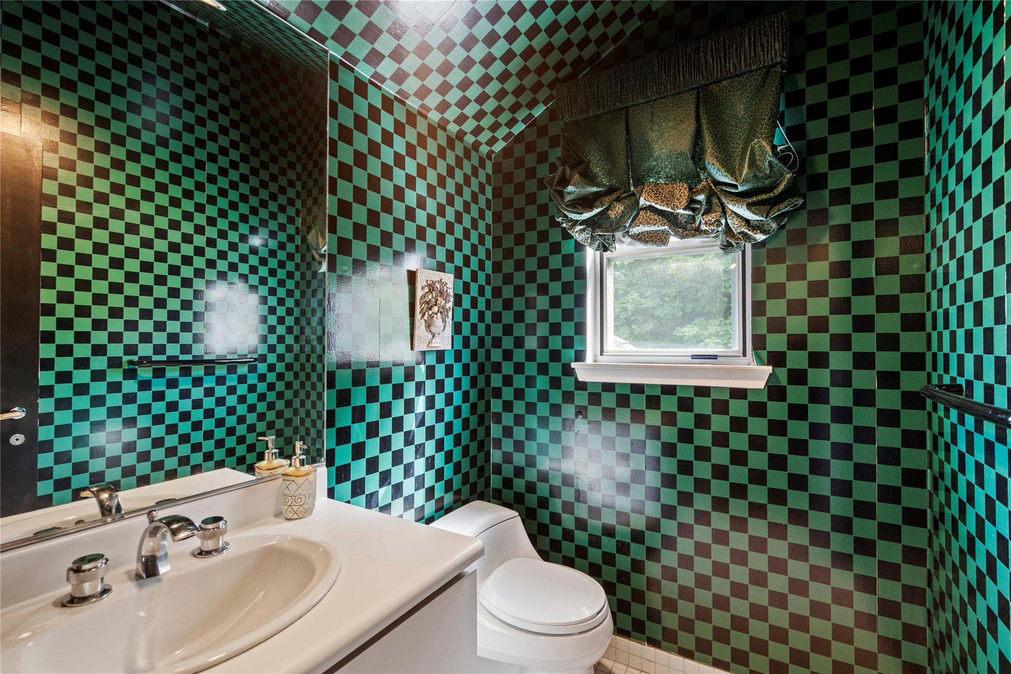 2 Harbor Court W, Roslyn Harbor, NY 11576