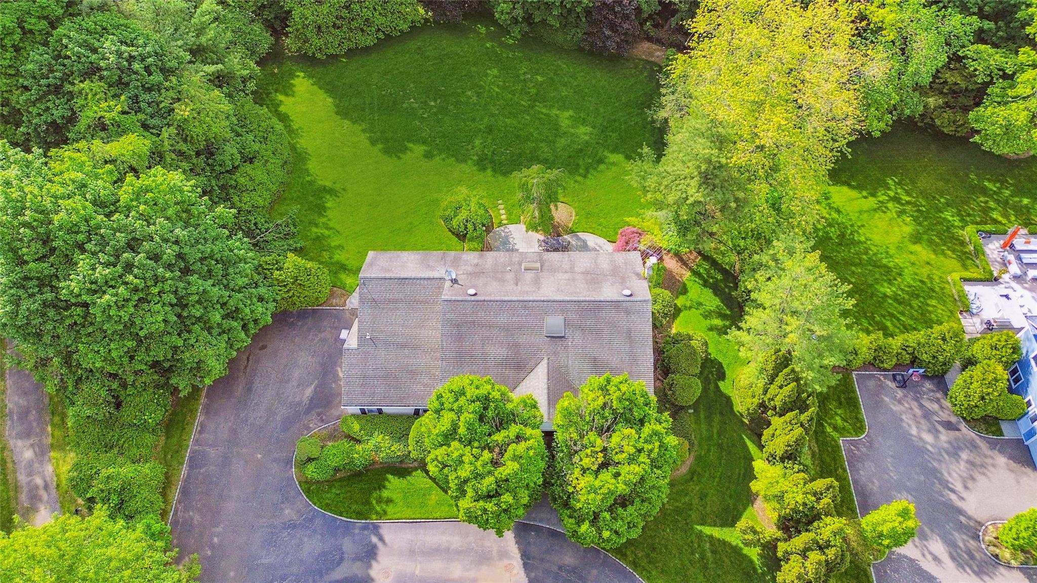 2 Harbor Court W, Roslyn Harbor, NY 11576