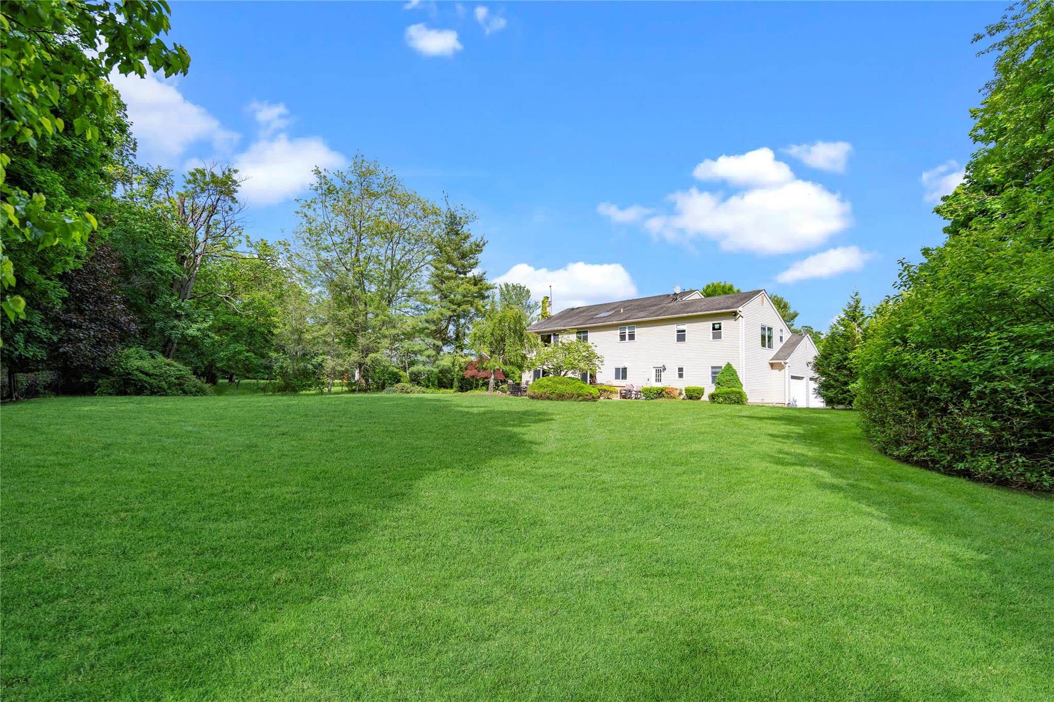 2 Harbor Court W, Roslyn Harbor, NY 11576