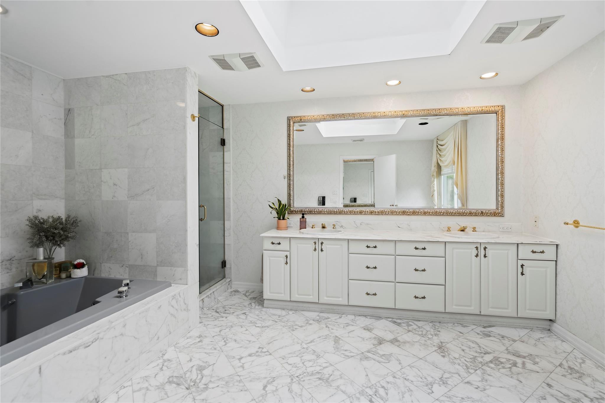 2 Harbor Court W, Roslyn Harbor, NY 11576