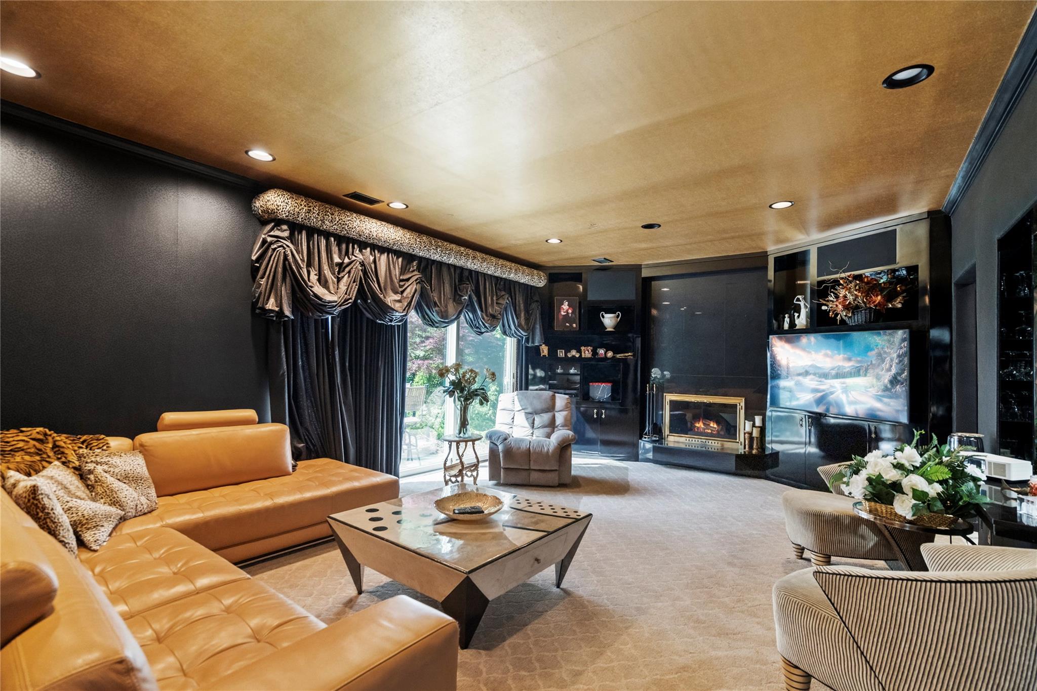 2 Harbor Court W, Roslyn Harbor, NY 11576