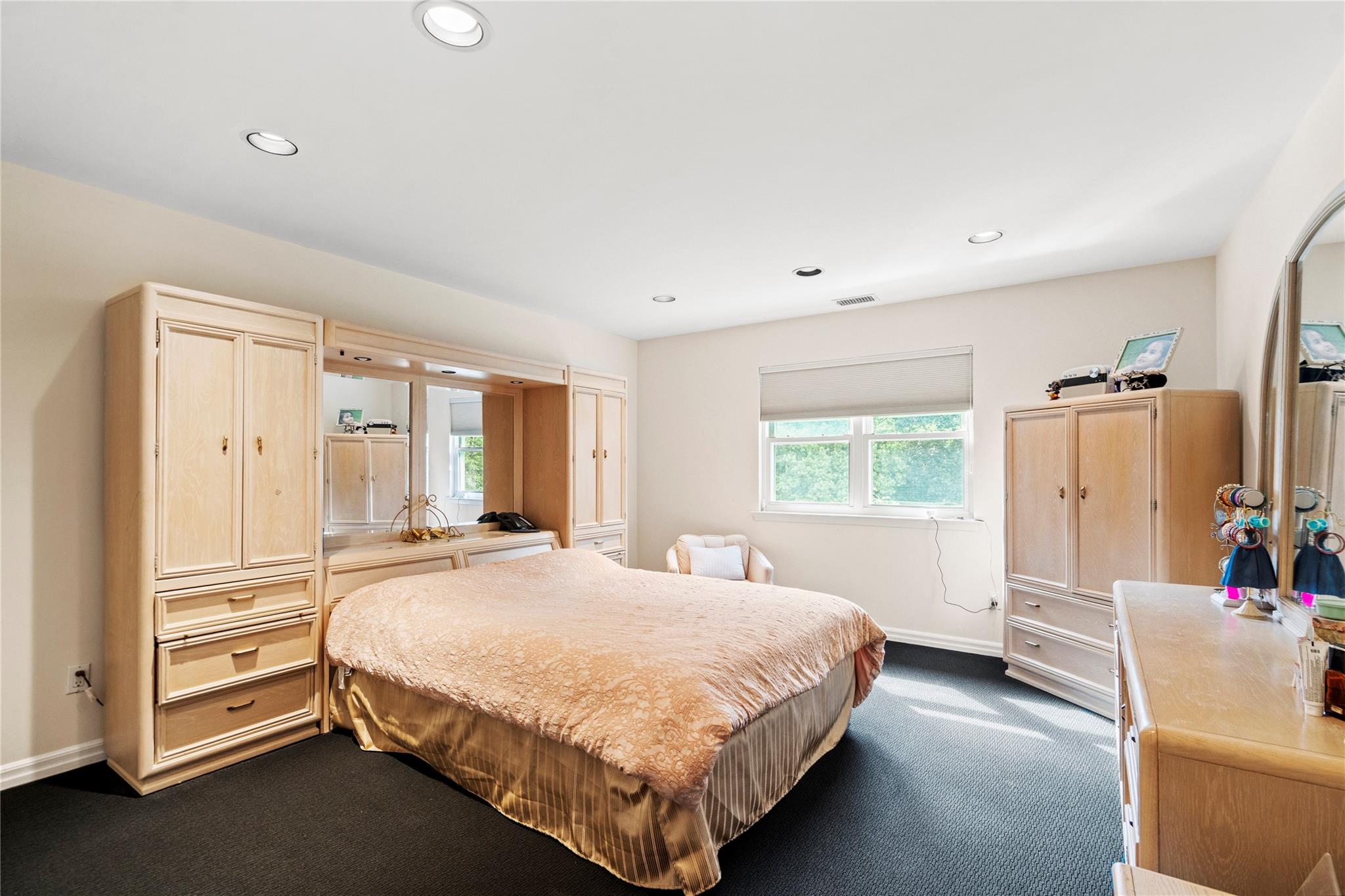 2 Harbor Court W, Roslyn Harbor, NY 11576