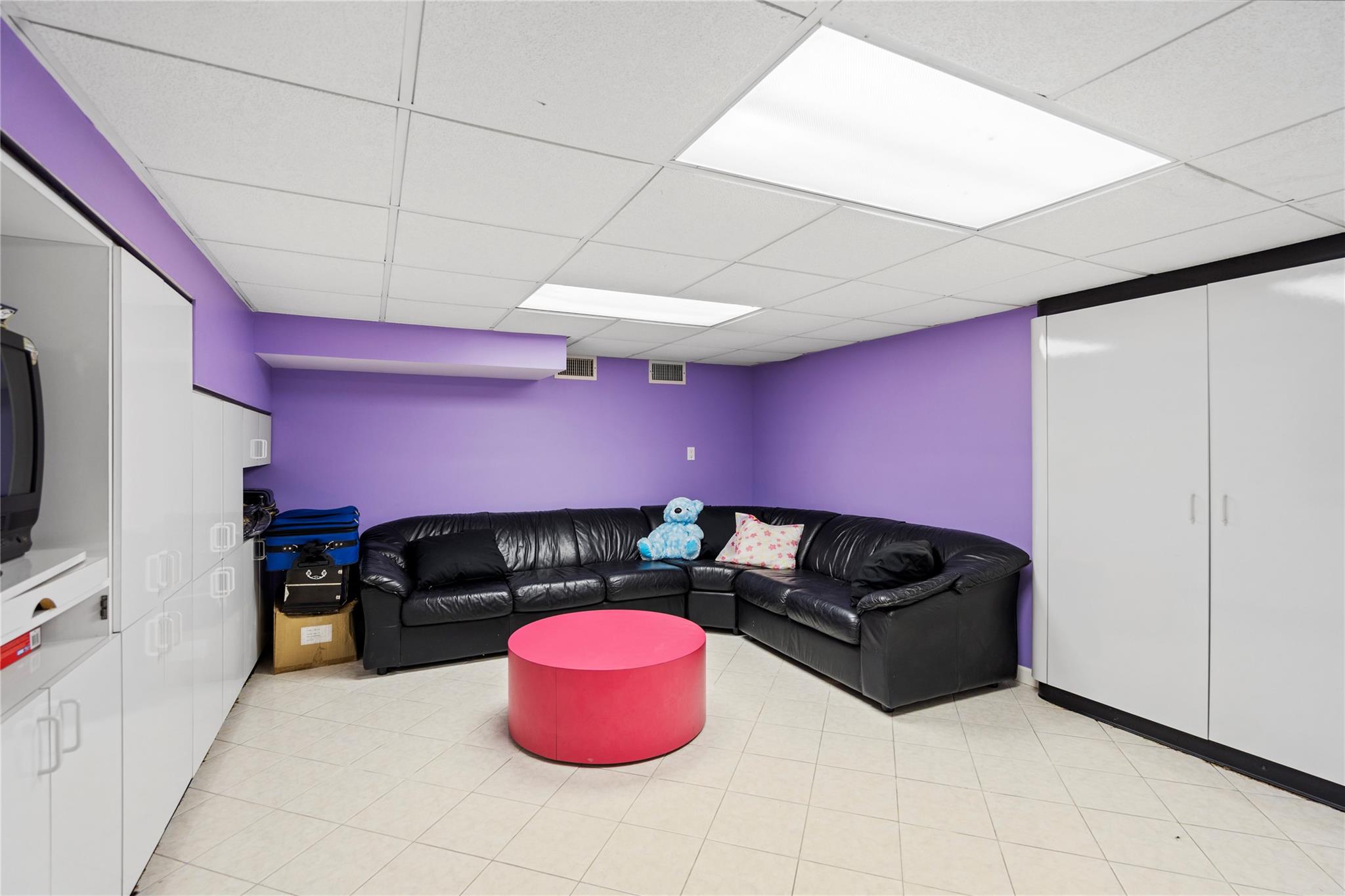 2 Harbor Court W, Roslyn Harbor, NY 11576