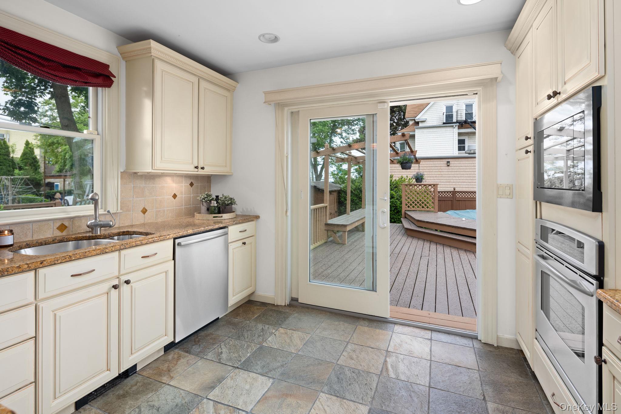 551 Minnieford Avenue, Bronx, NY 10464