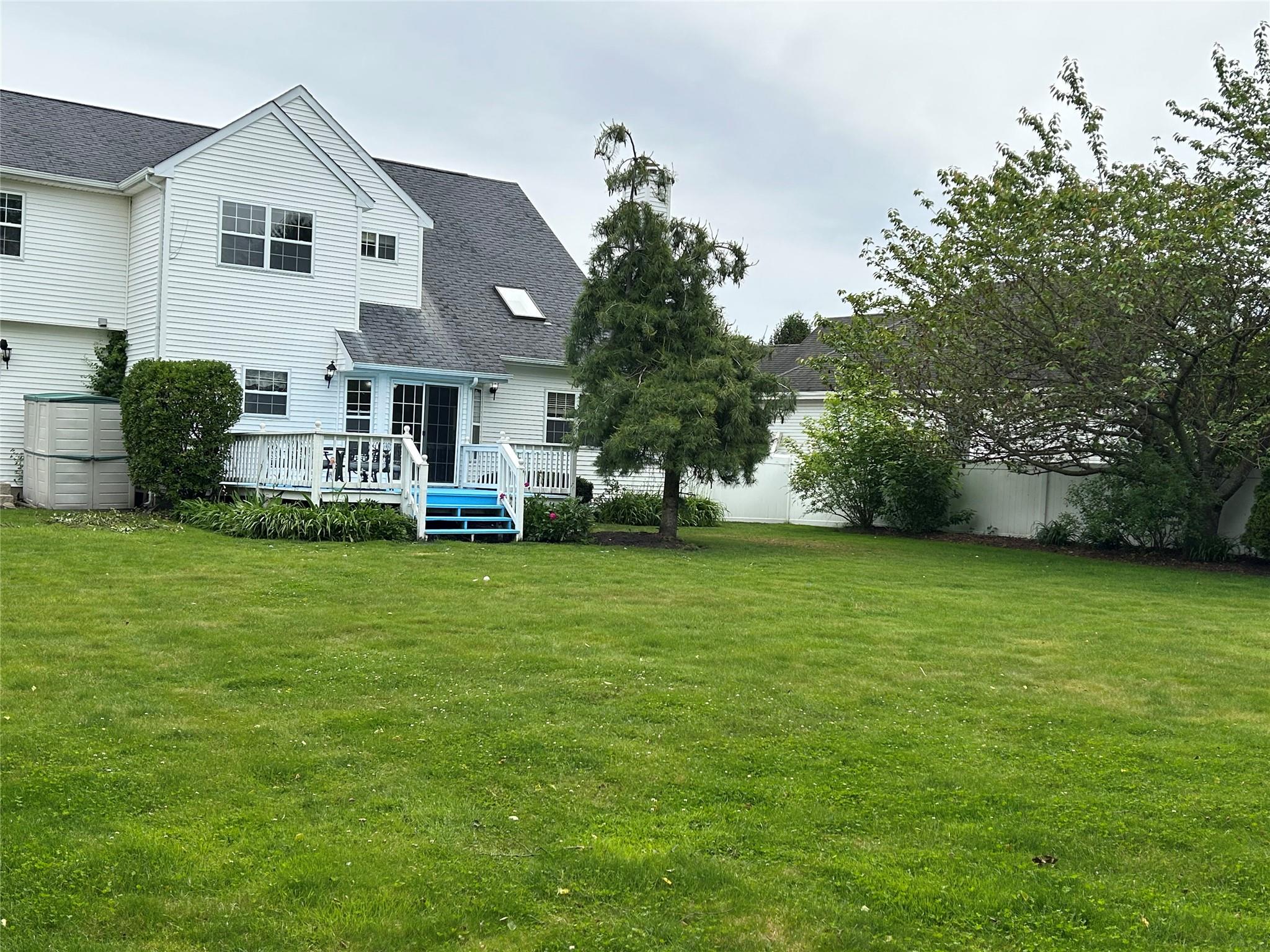 25 Willowbend Lane, Holtsville, NY 11742