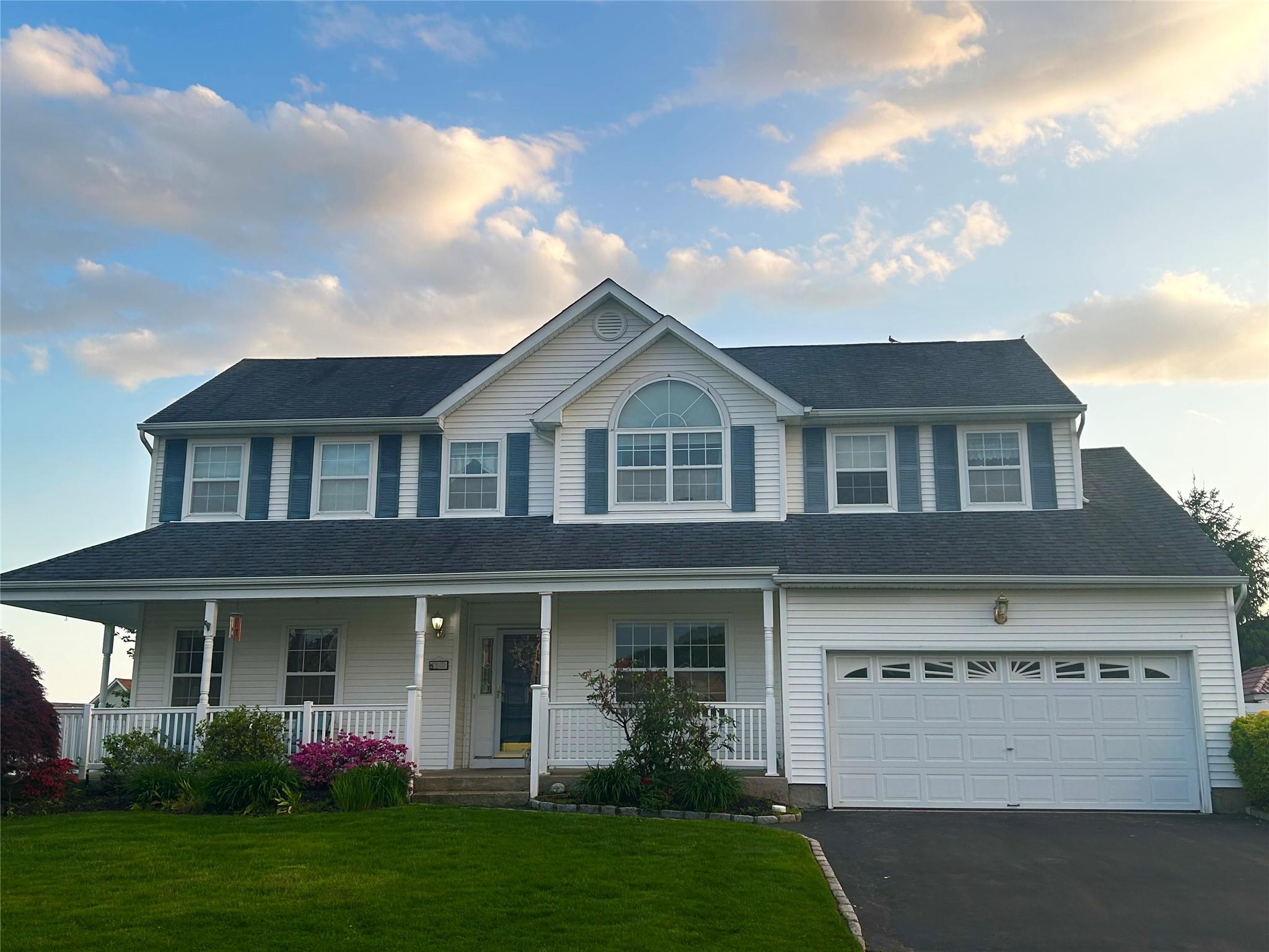 25 Willowbend Lane, Holtsville, NY 11742