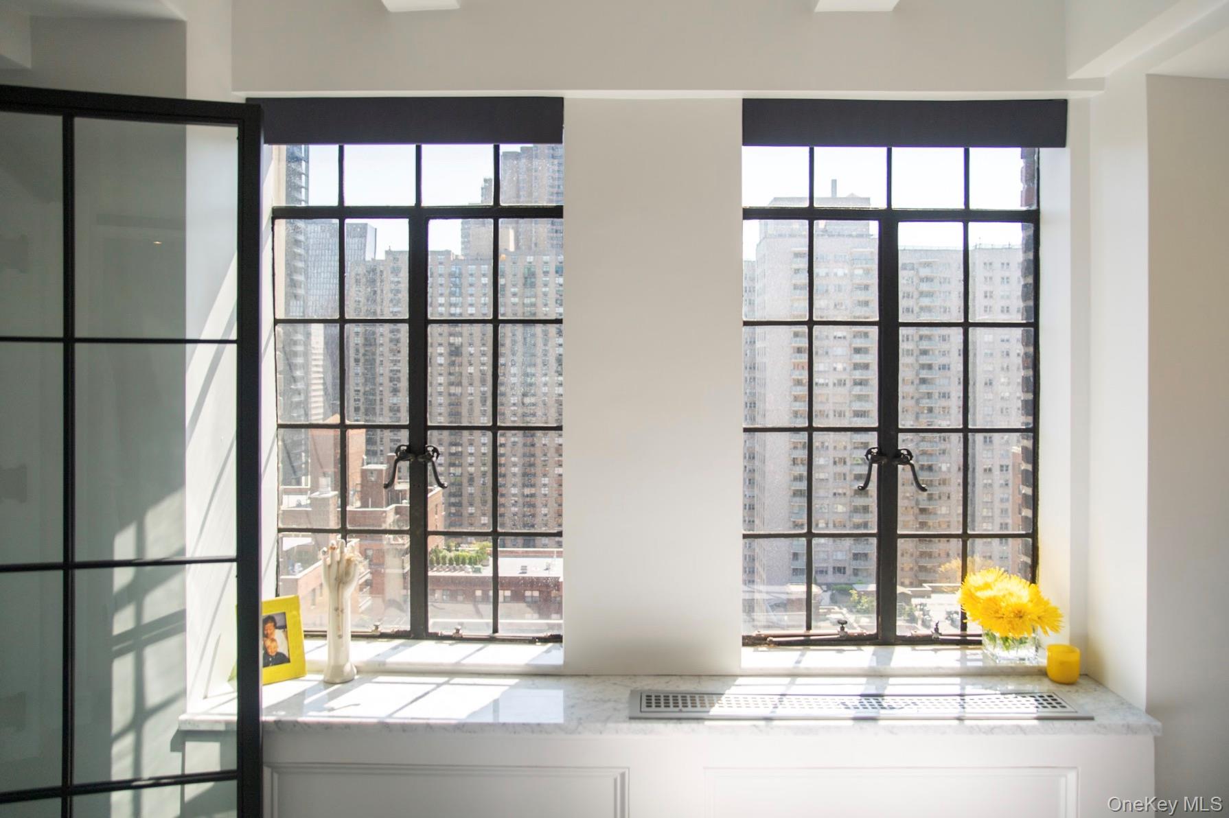 320 E 42nd Street # 2218, New York (Manhattan), NY 10017