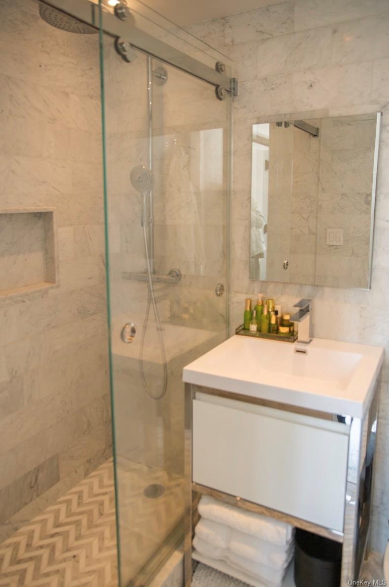 320 E 42nd Street # 2218, New York (Manhattan), NY 10017