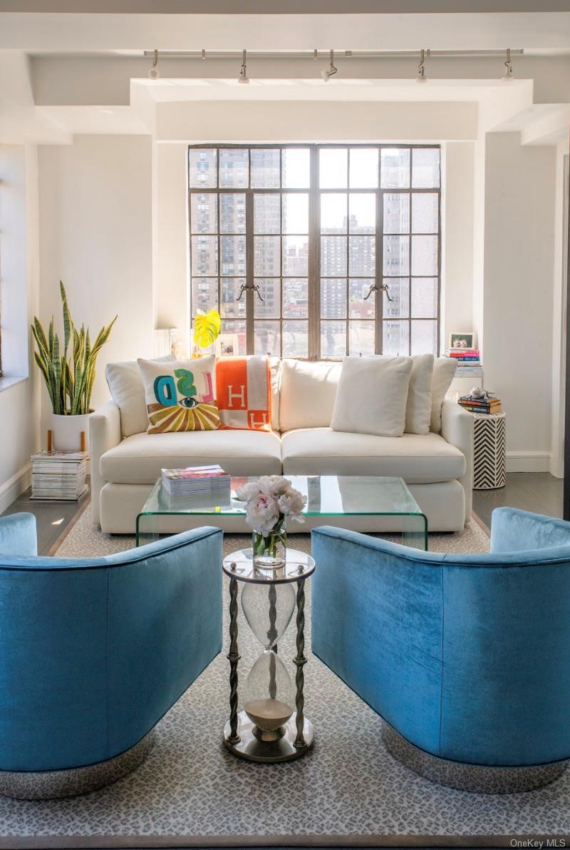 320 E 42nd Street # 2218, New York (Manhattan), NY 10017