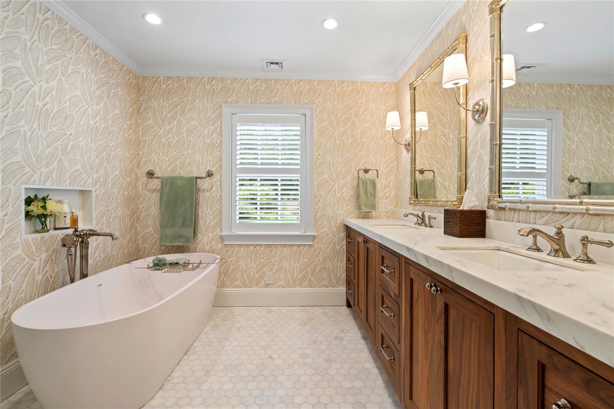 18 Matinecock Farms Road, Glen Cove, NY 11542