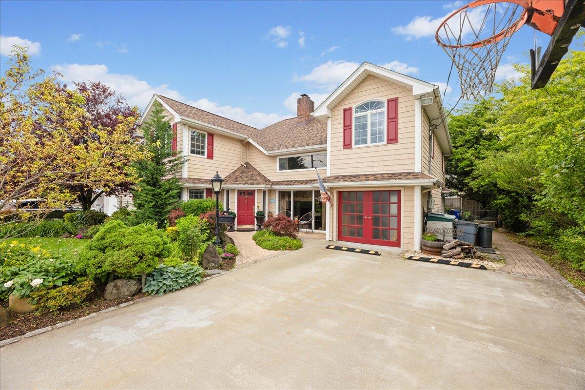 10 Bulaire Road, East Rockaway, NY 11518