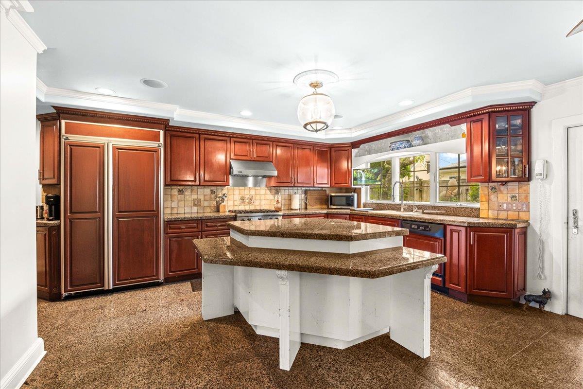 10 Bulaire Road, East Rockaway, NY 11518