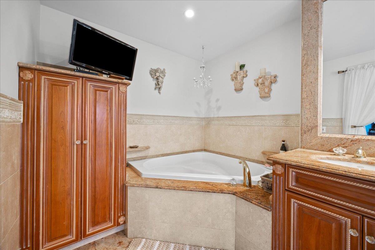 10 Bulaire Road, East Rockaway, NY 11518