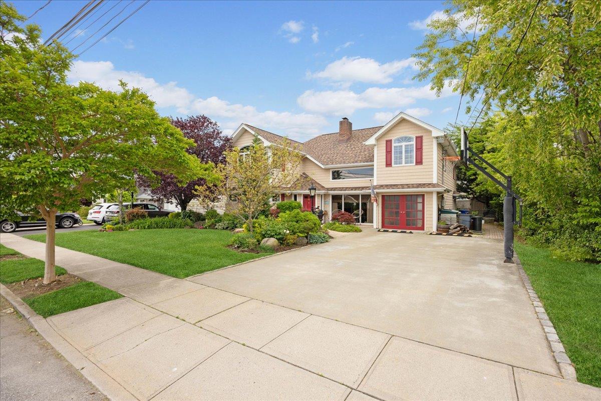 10 Bulaire Road, East Rockaway, NY 11518