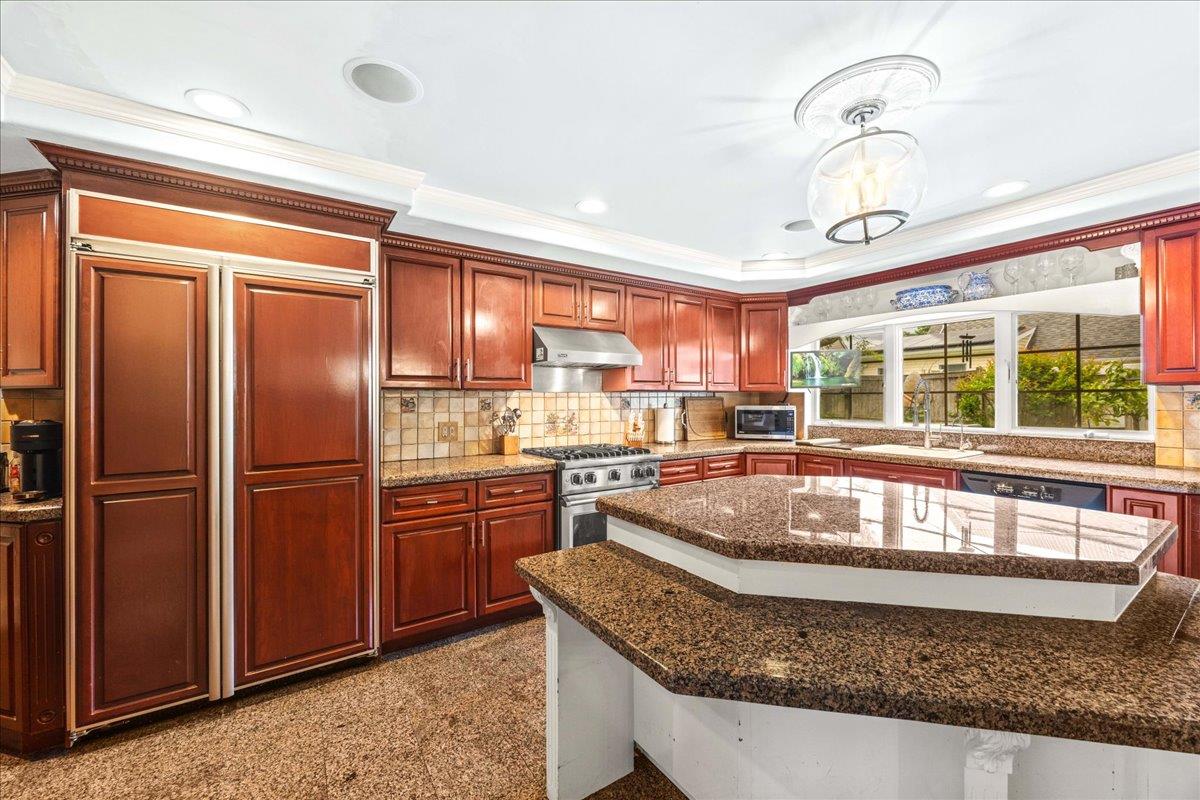 10 Bulaire Road, East Rockaway, NY 11518