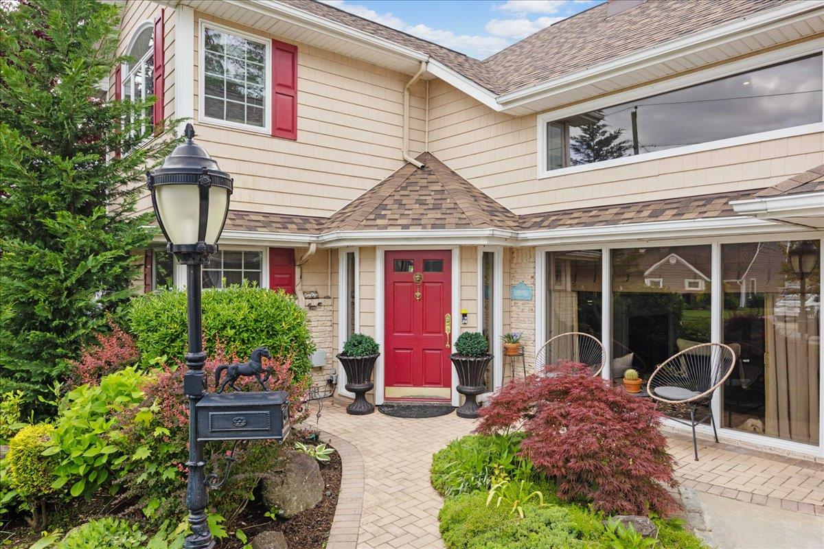 10 Bulaire Road, East Rockaway, NY 11518