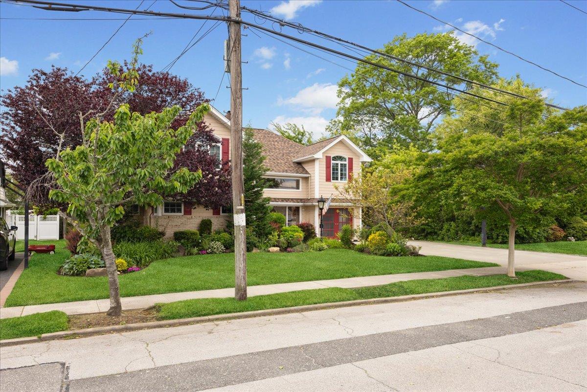 10 Bulaire Road, East Rockaway, NY 11518