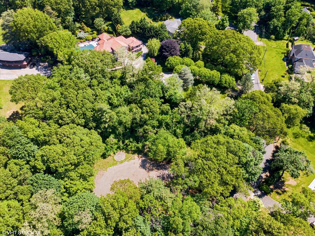 10 High Farms Road, Glen Head, NY 11545