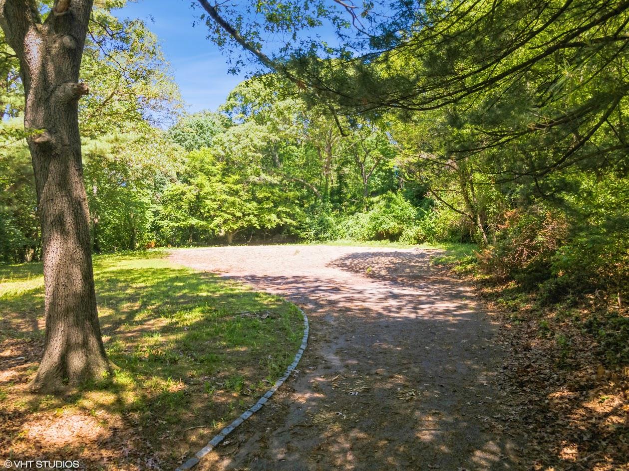 10 High Farms Road, Glen Head, NY 11545