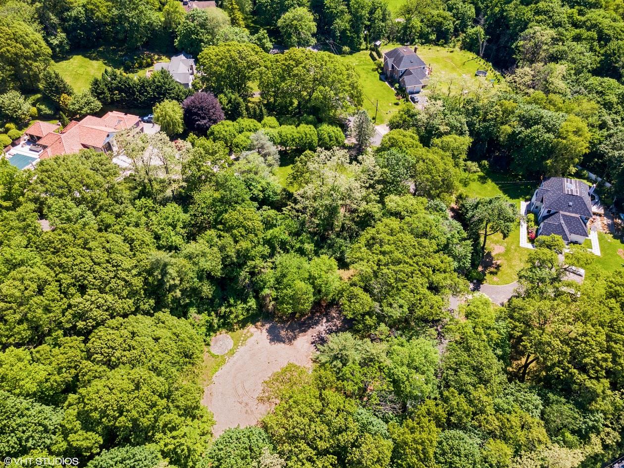 10 High Farms Road, Glen Head, NY 11545