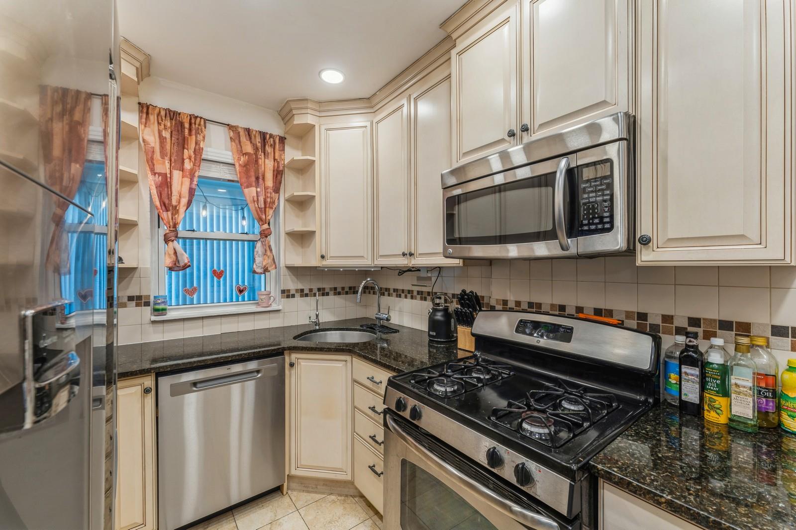 1355 Broadway # B20, Hewlett, NY 11557