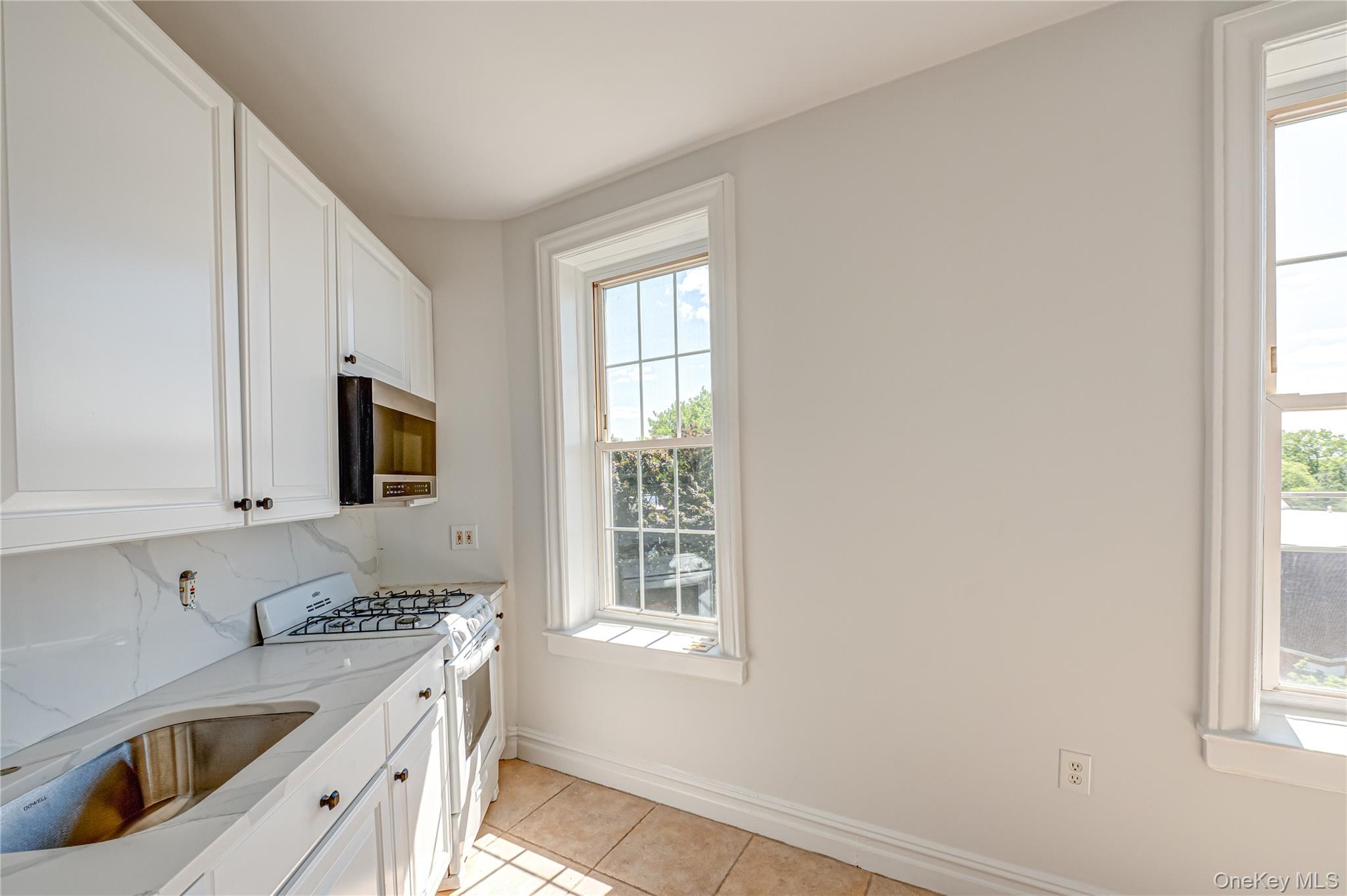 12 Hamilton Place # D11, Garden City, NY 11530