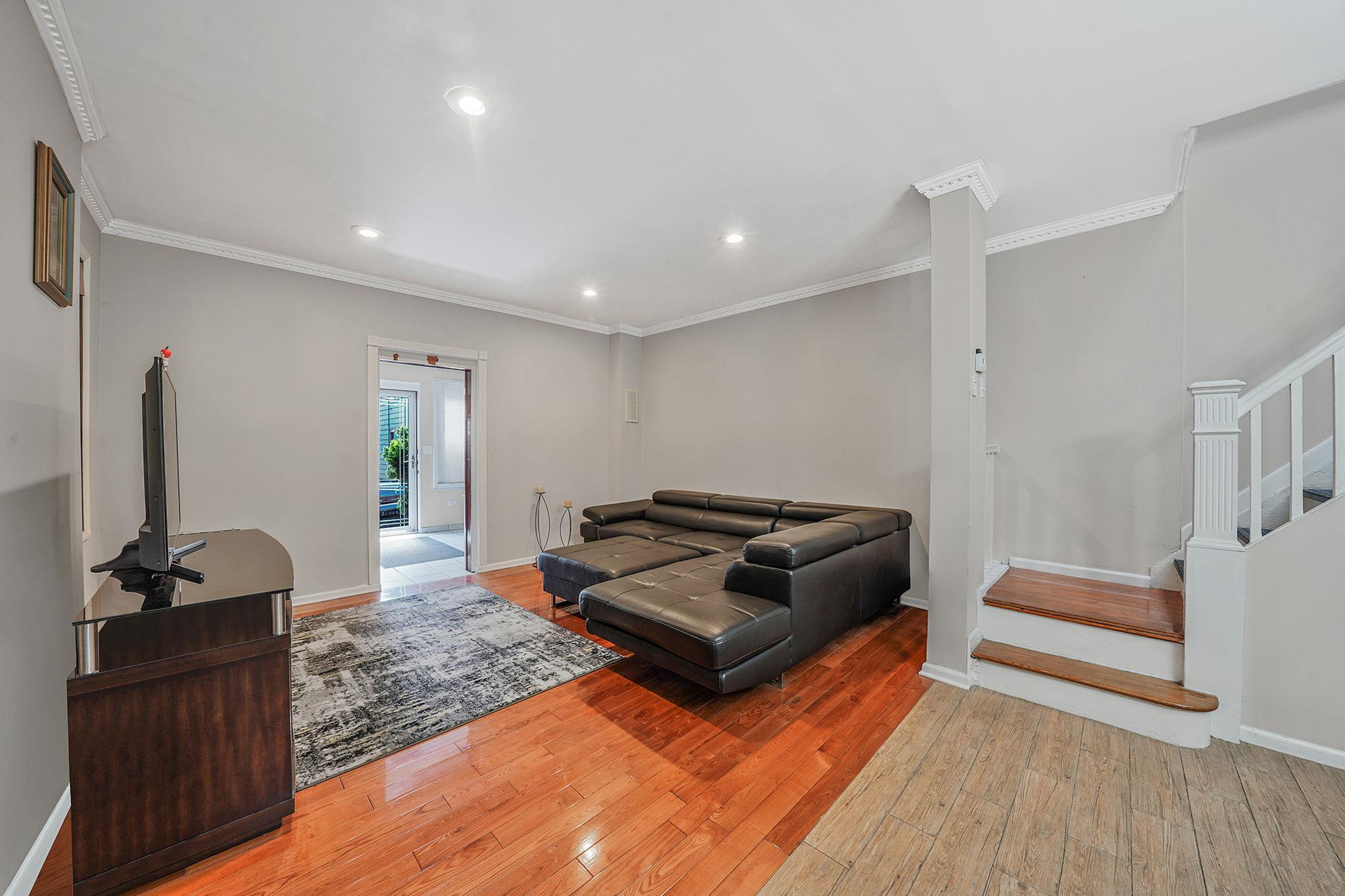 70-27 69th Street, Glendale, NY 11385