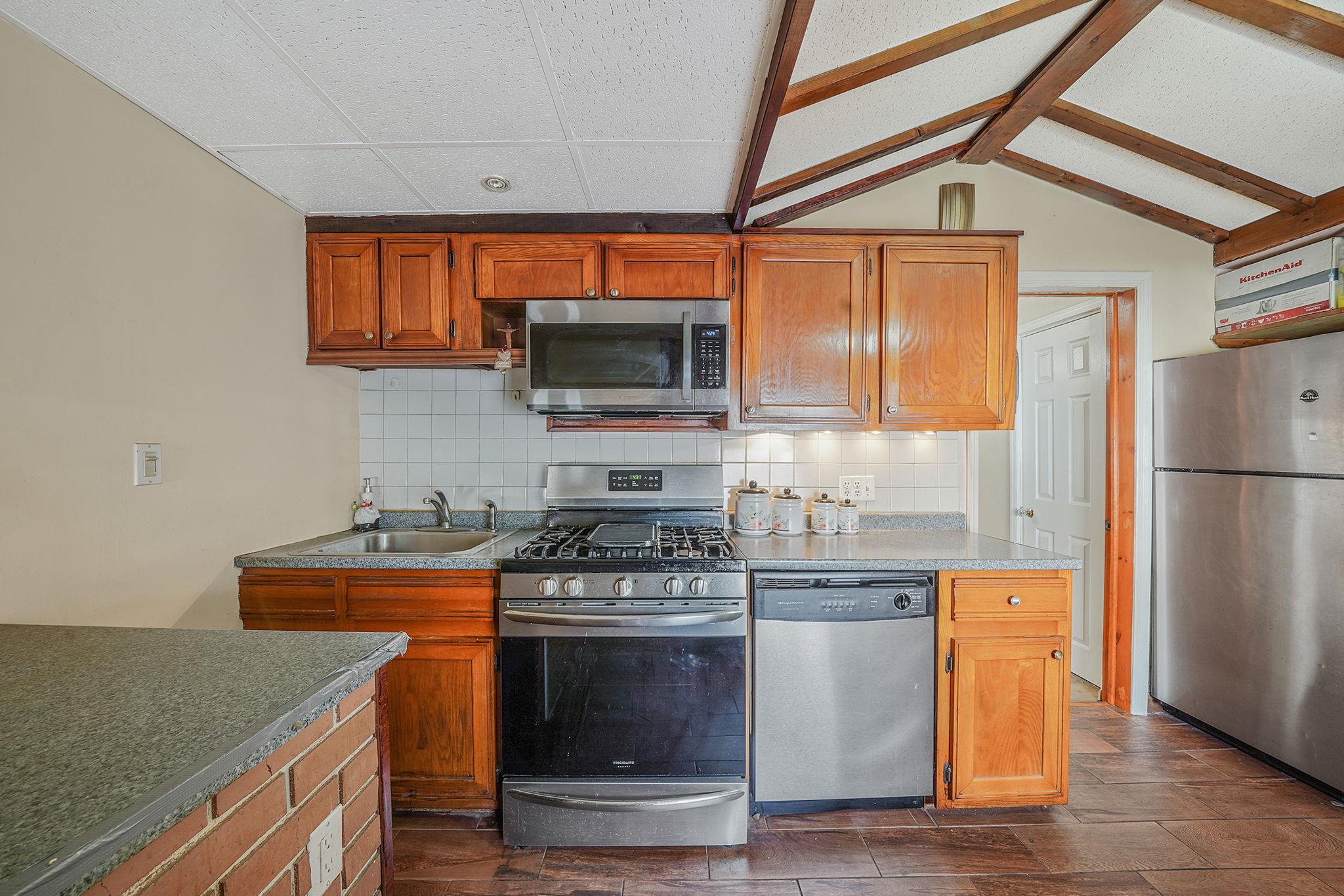 70-27 69th Street, Glendale, NY 11385