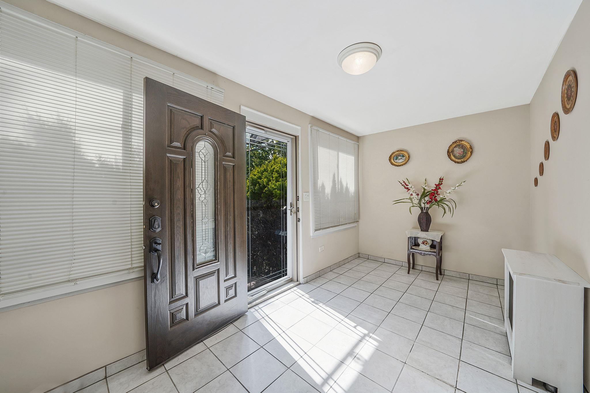 70-27 69th Street, Glendale, NY 11385