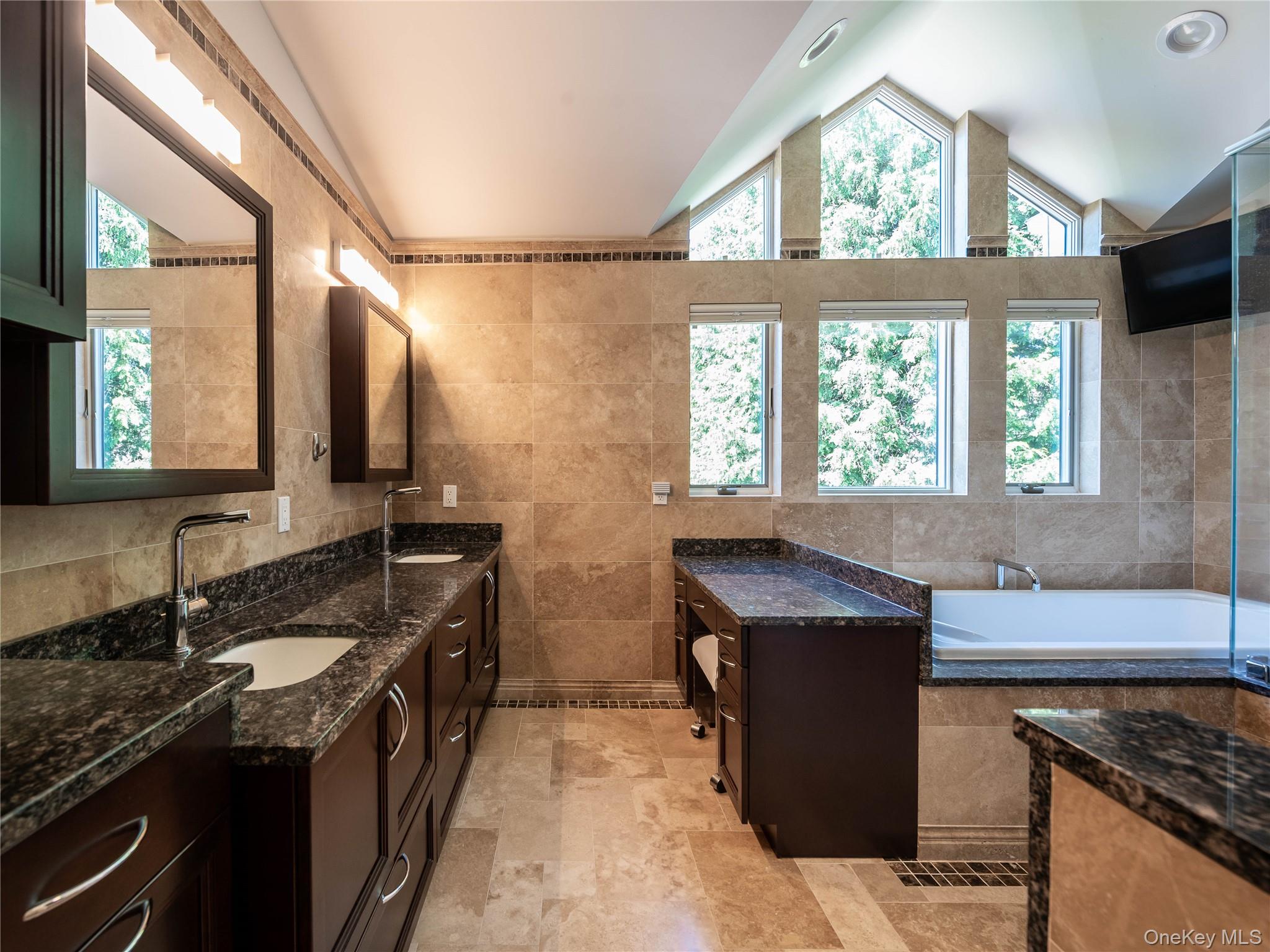 43 Oxford Boulevard, Great Neck, NY 11023