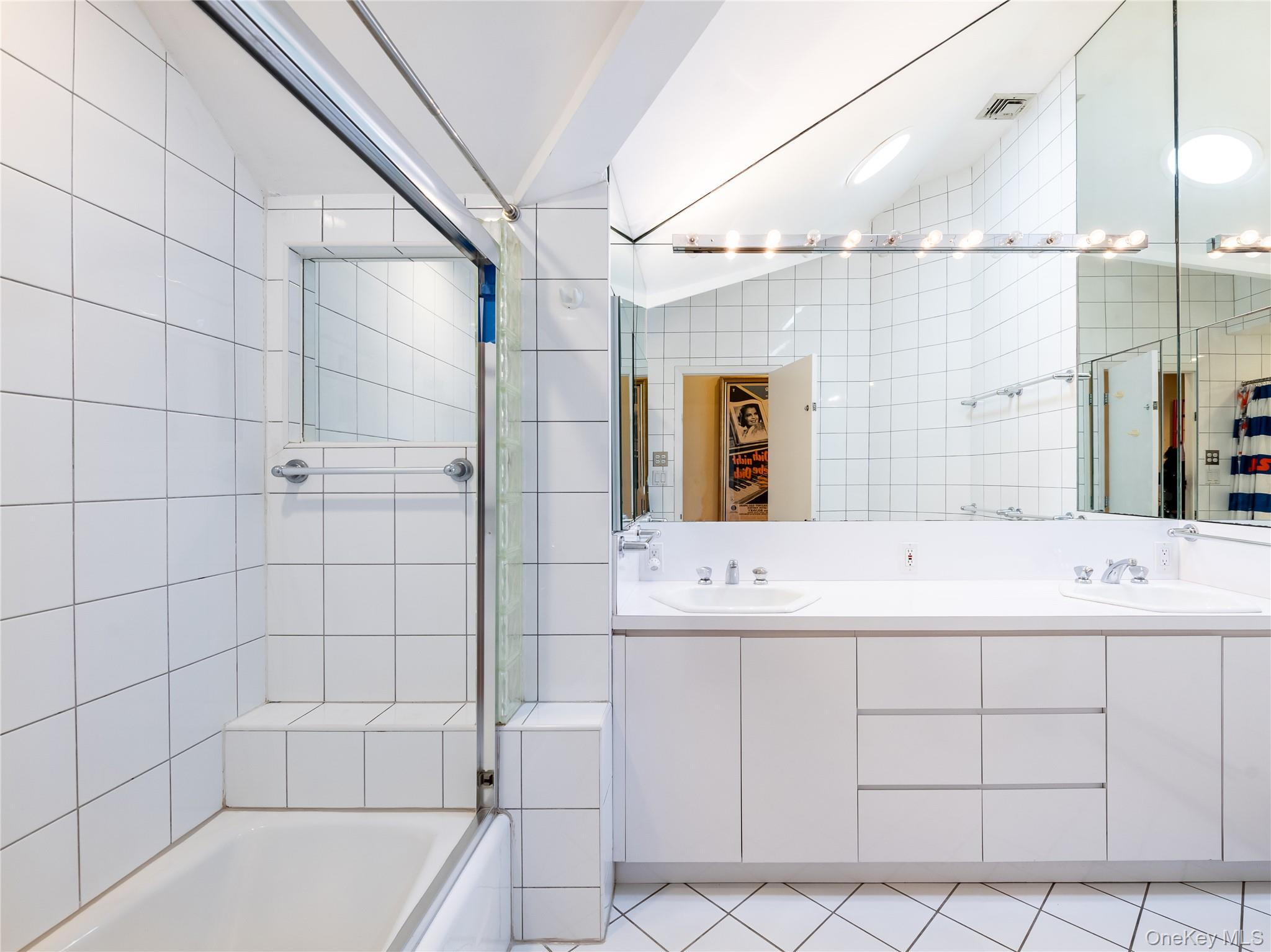 43 Oxford Boulevard, Great Neck, NY 11023