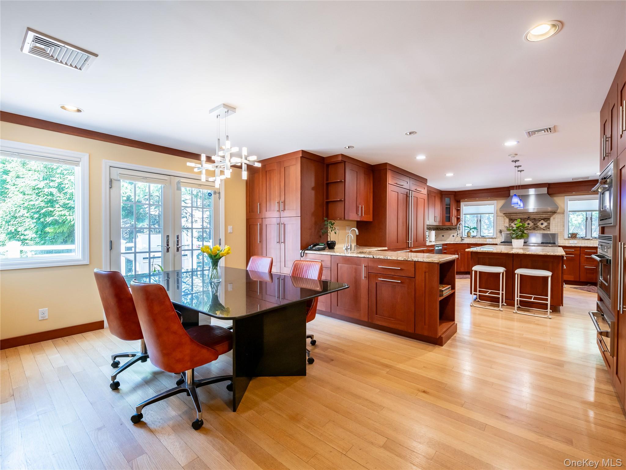 43 Oxford Boulevard, Great Neck, NY 11023