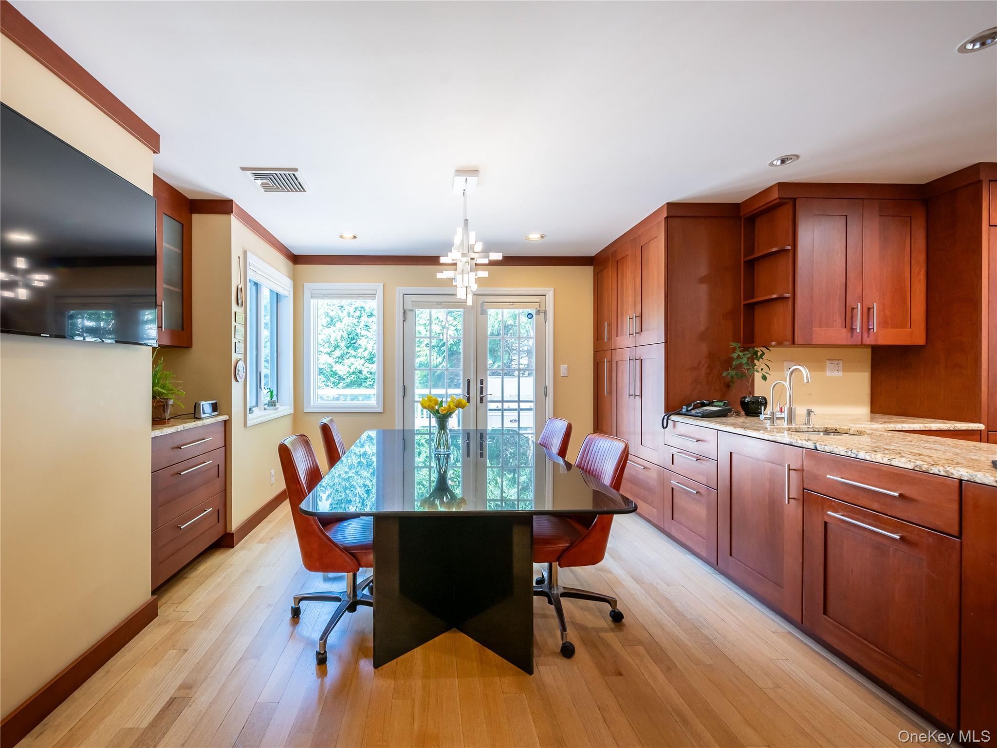 43 Oxford Boulevard, Great Neck, NY 11023