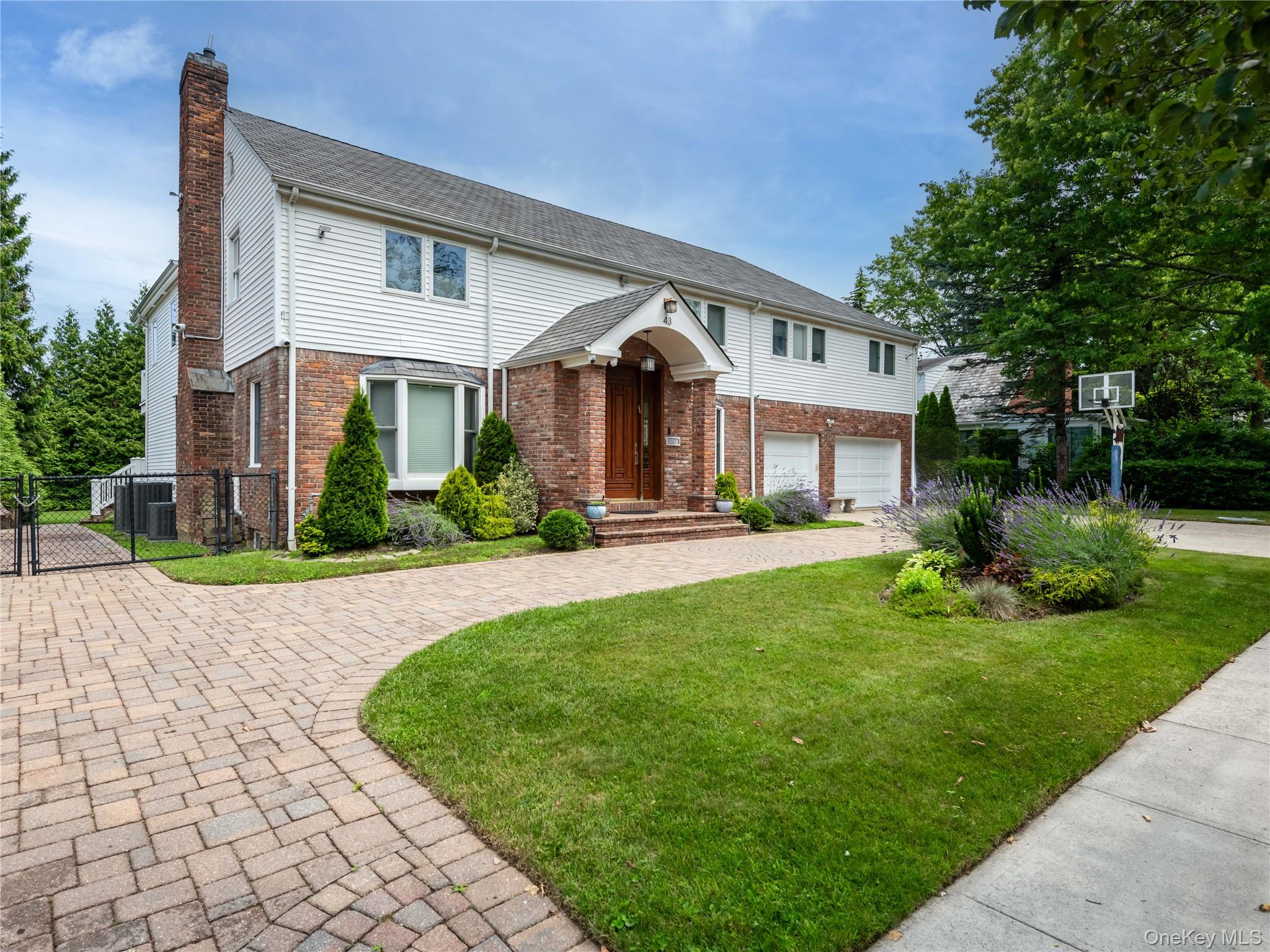 43 Oxford Boulevard, Great Neck, NY 11023