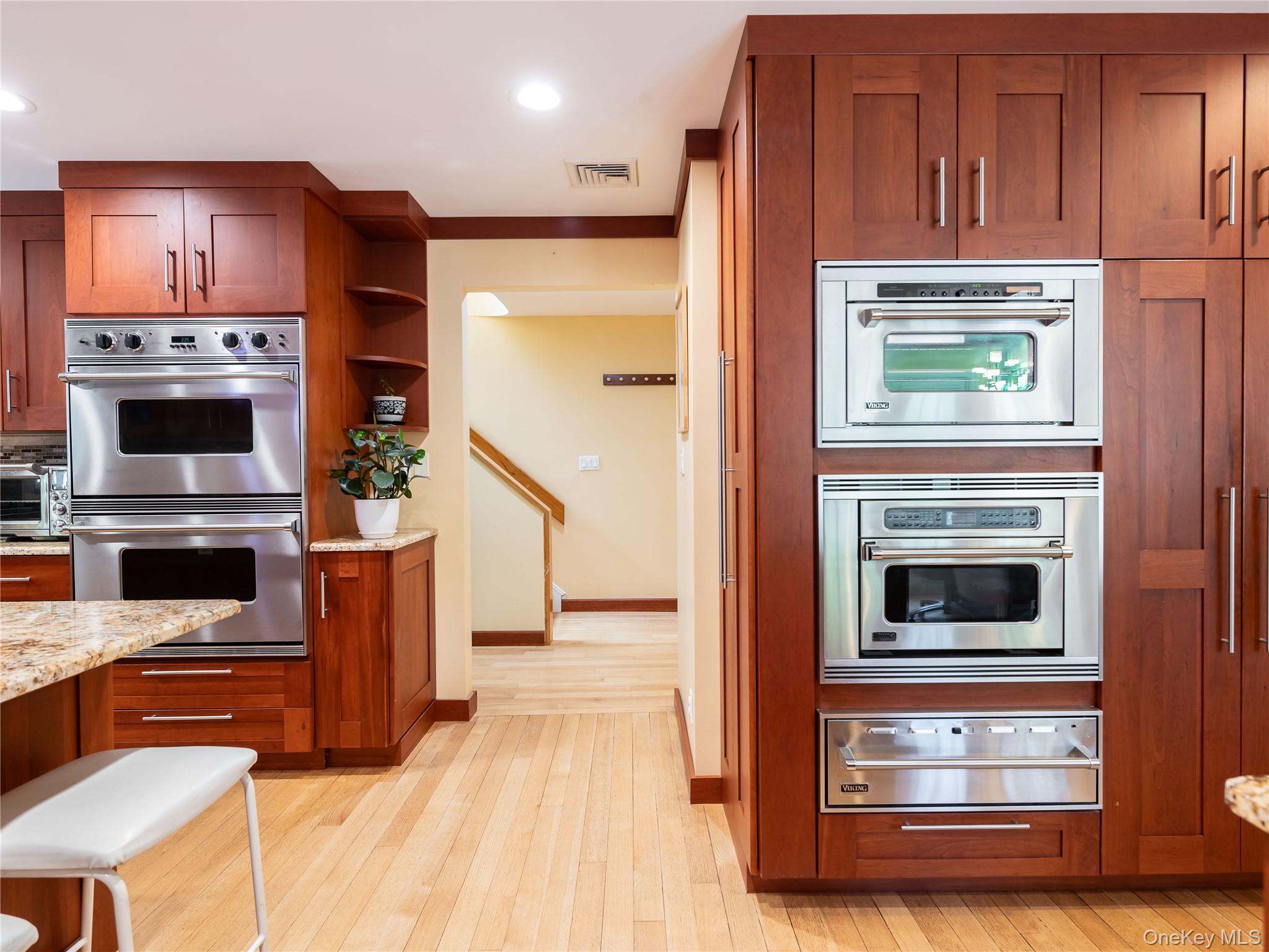 43 Oxford Boulevard, Great Neck, NY 11023