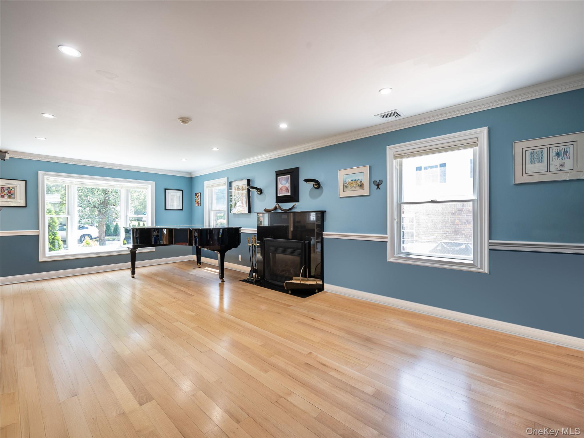 43 Oxford Boulevard, Great Neck, NY 11023