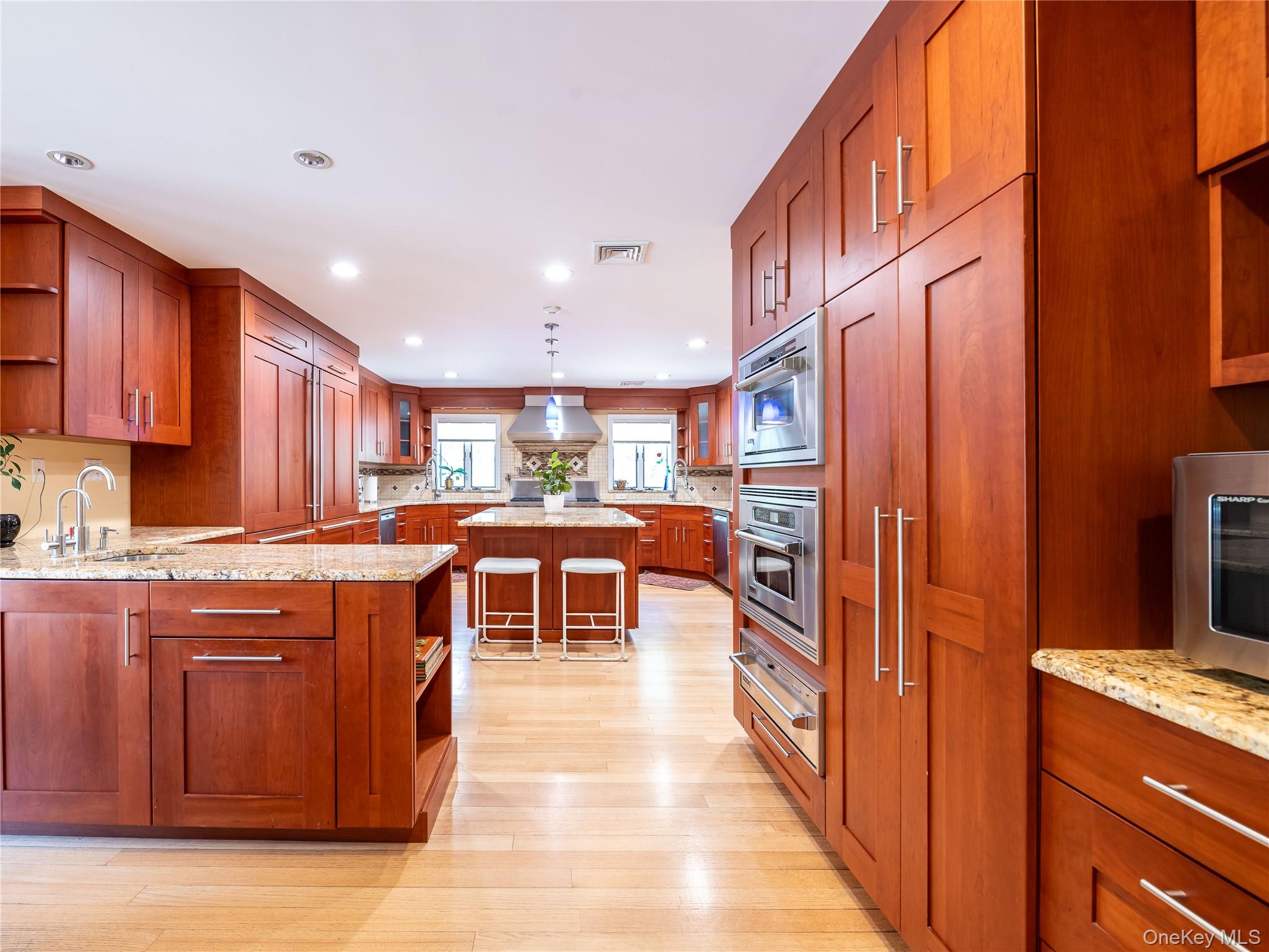 43 Oxford Boulevard, Great Neck, NY 11023