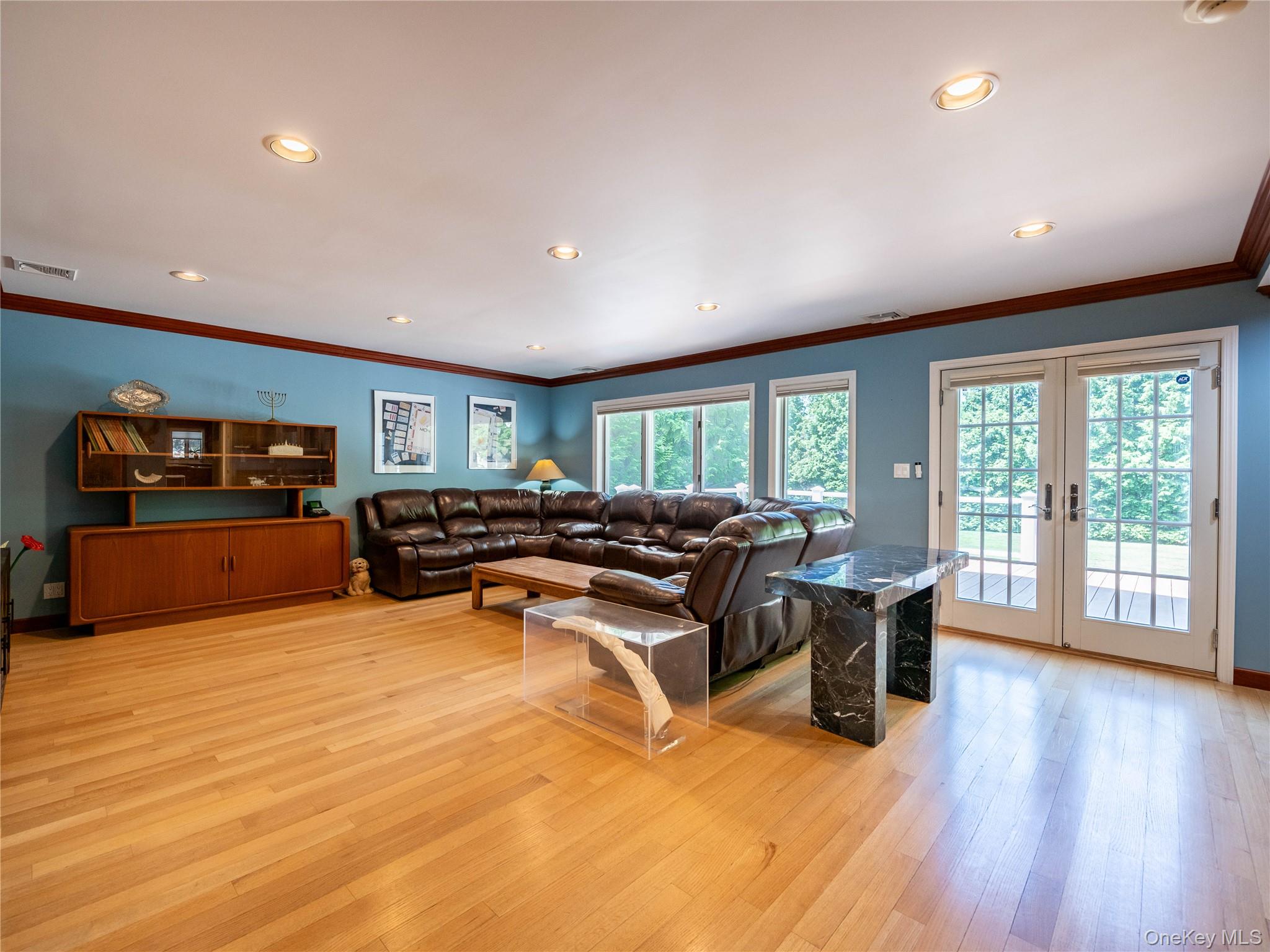 43 Oxford Boulevard, Great Neck, NY 11023