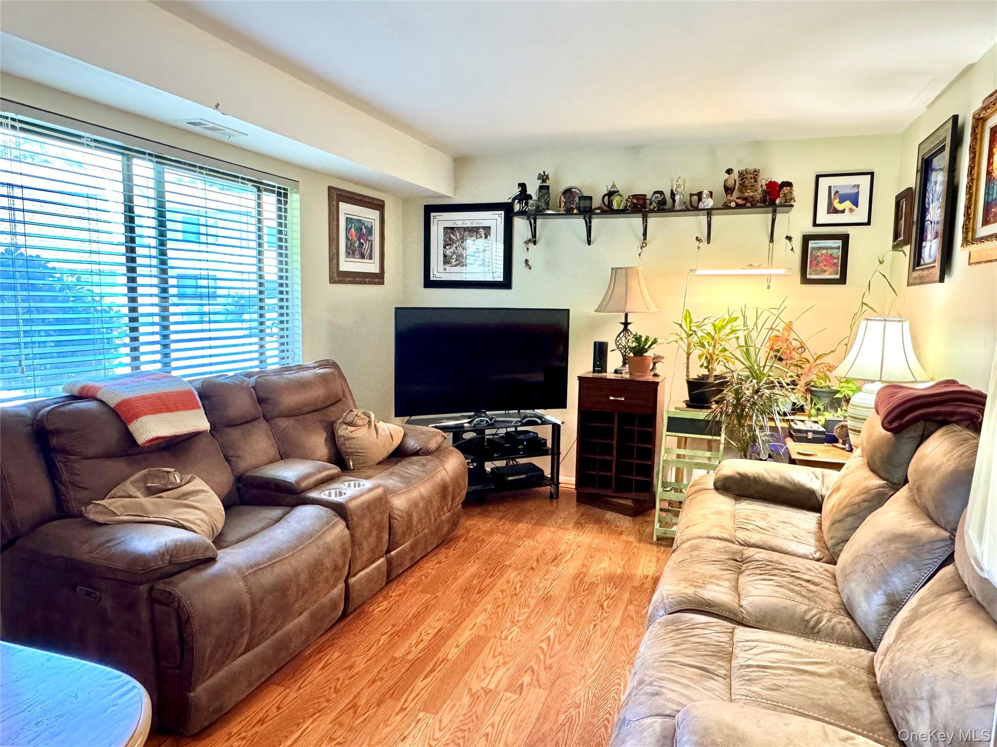 71 Pointe Circle S # 71, Coram, NY 11727