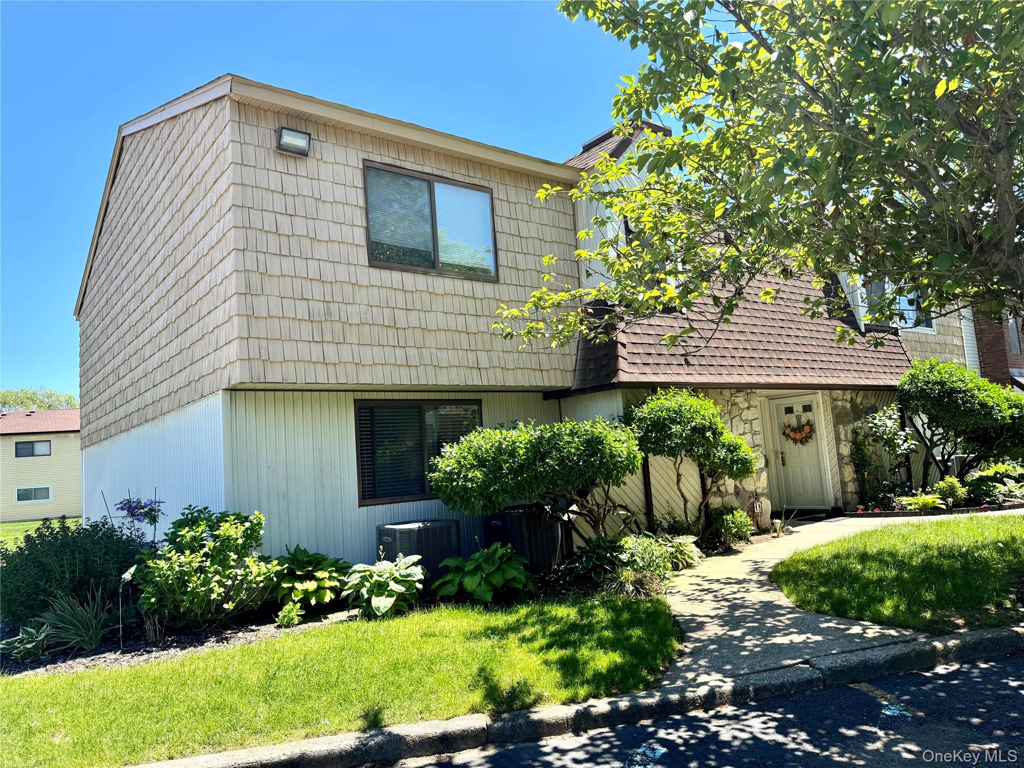 71 Pointe Circle S # 71, Coram, NY 11727