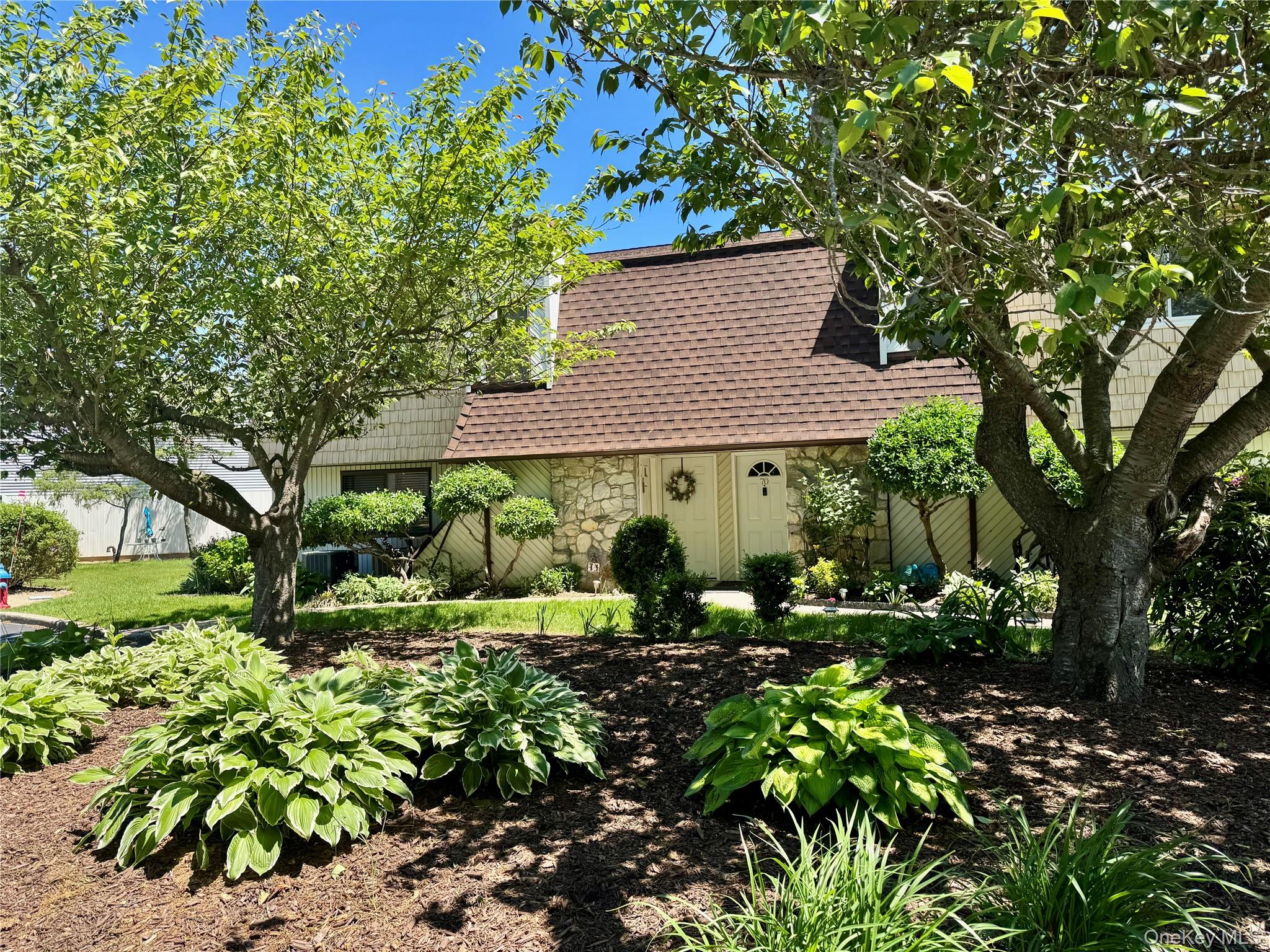 71 Pointe Circle S # 71, Coram, NY 11727