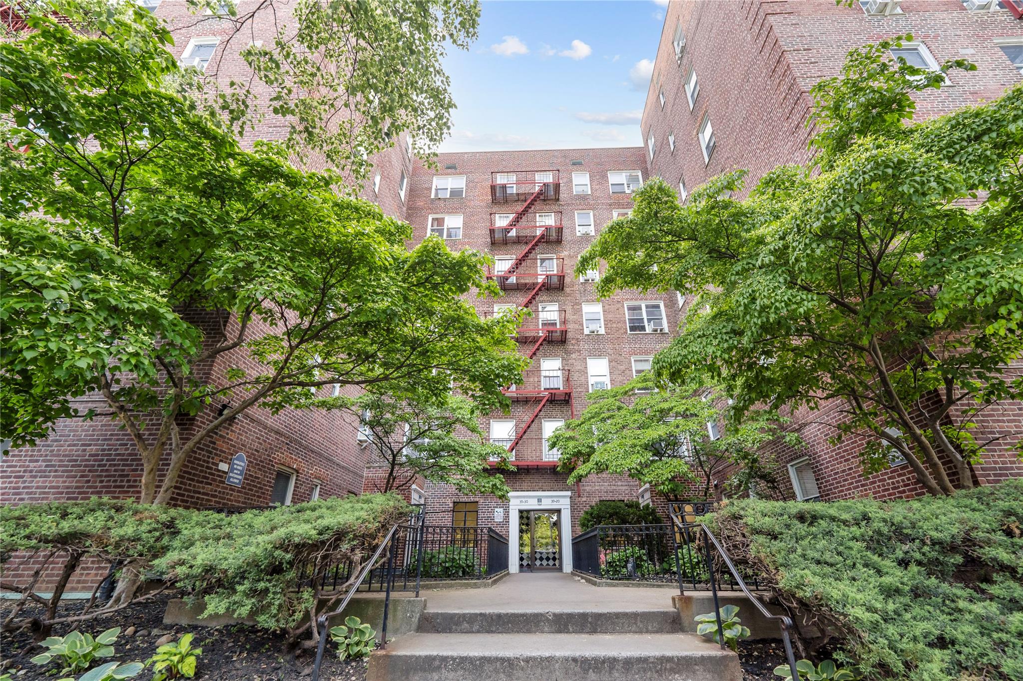 39-20 52nd st # 2G, Woodside, NY 11377