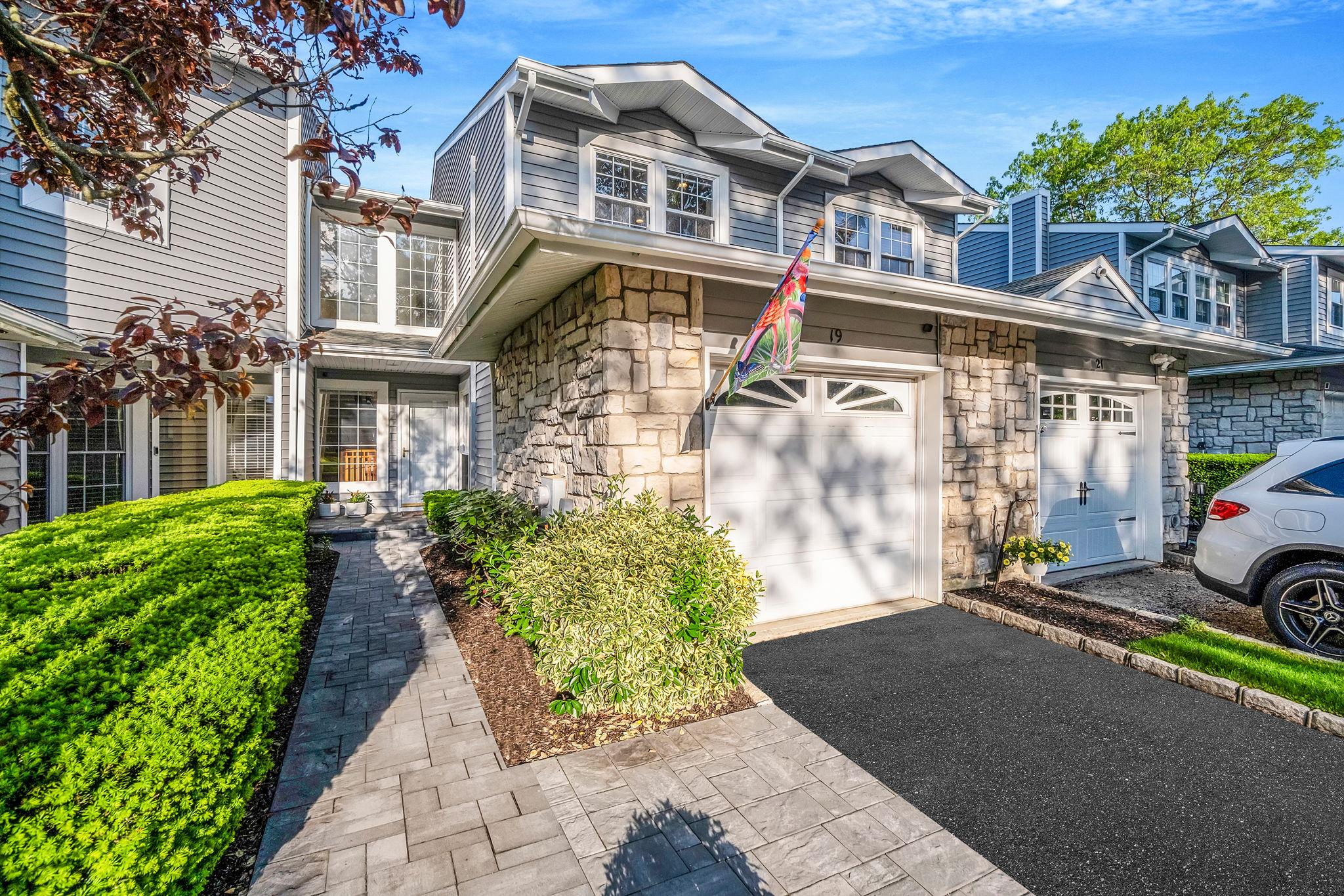 19 Hampshire Court, Holbrook, NY 11741