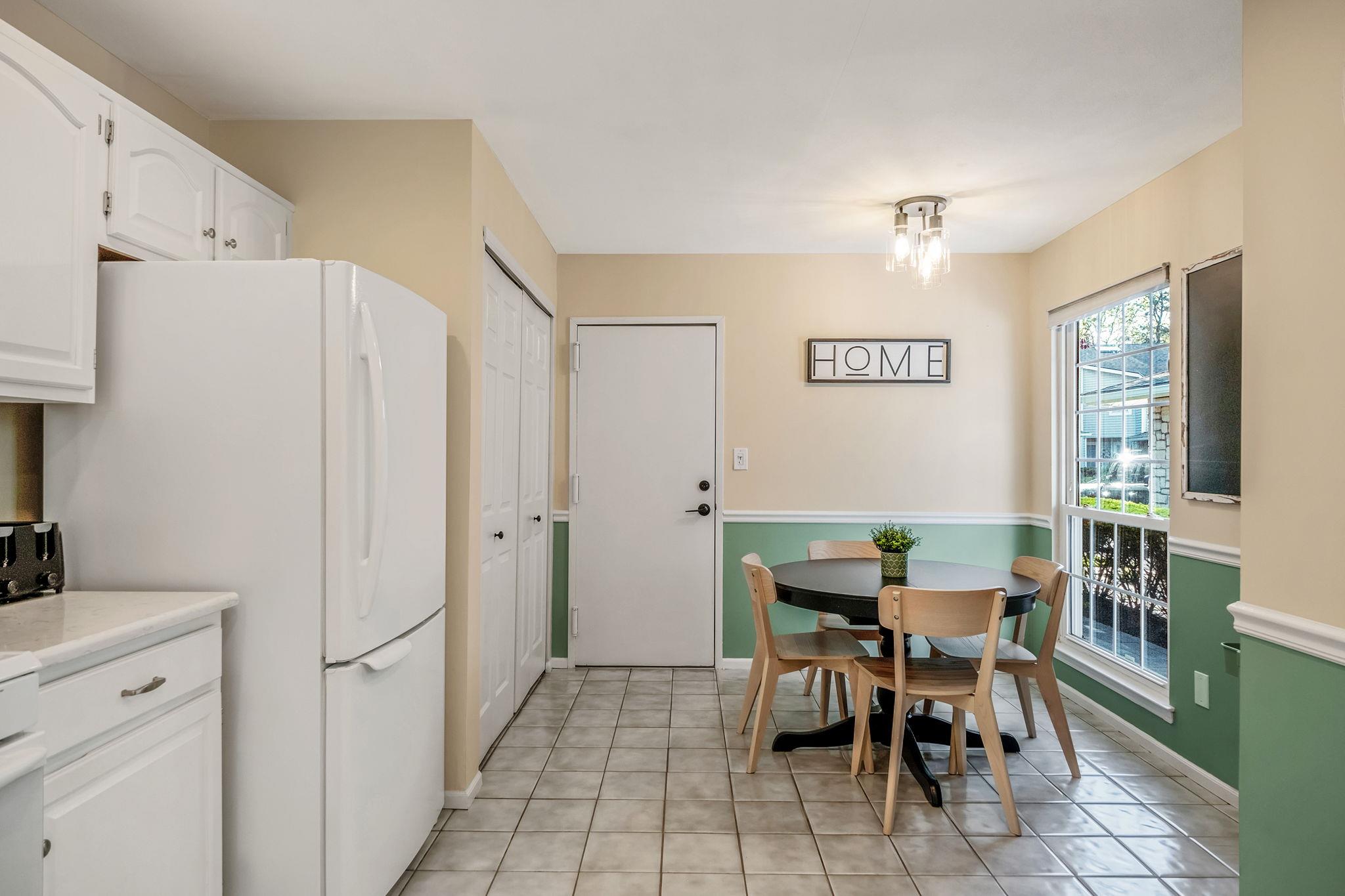 19 Hampshire Court, Holbrook, NY 11741