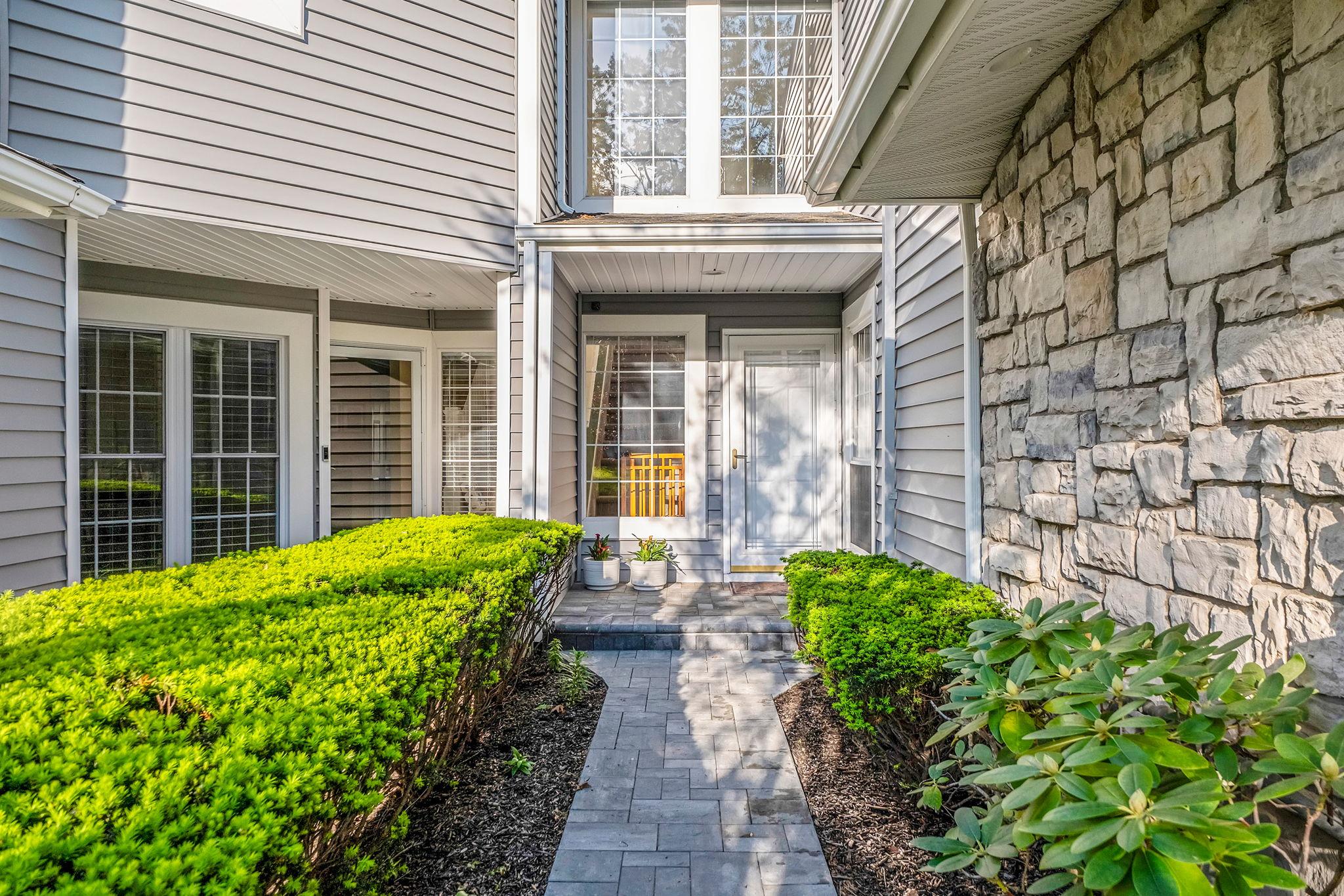 19 Hampshire Court, Holbrook, NY 11741