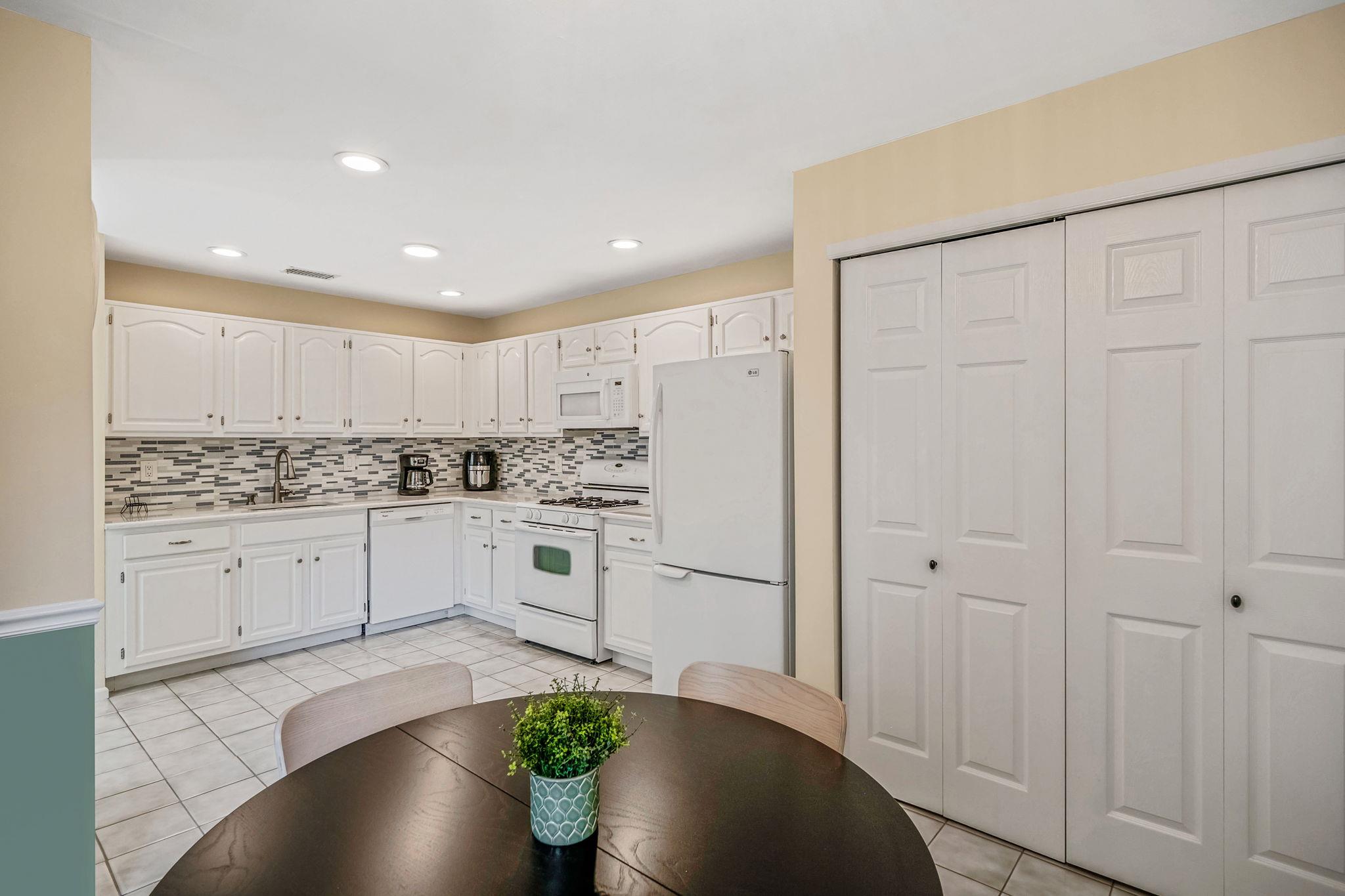 19 Hampshire Court, Holbrook, NY 11741