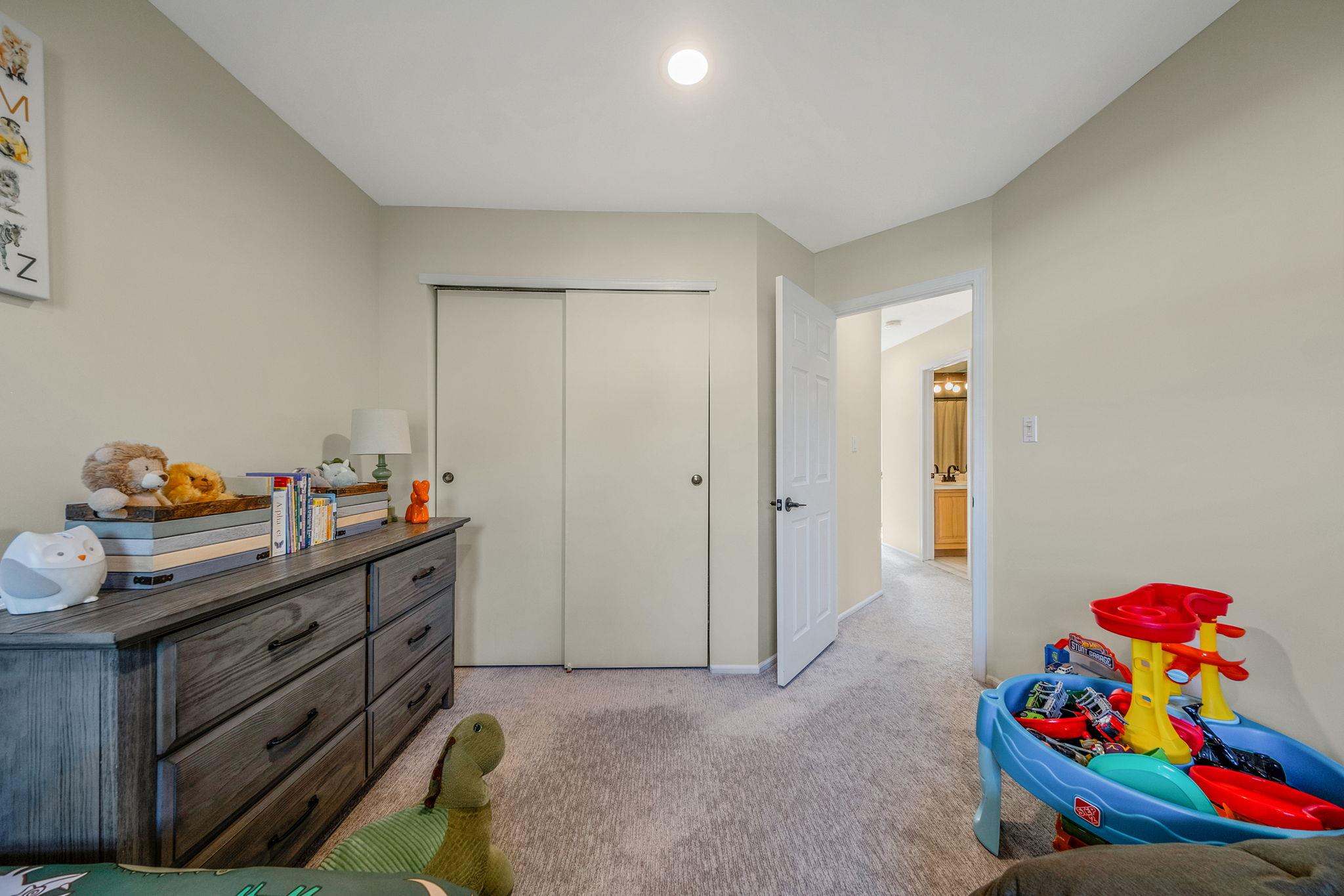 19 Hampshire Court, Holbrook, NY 11741