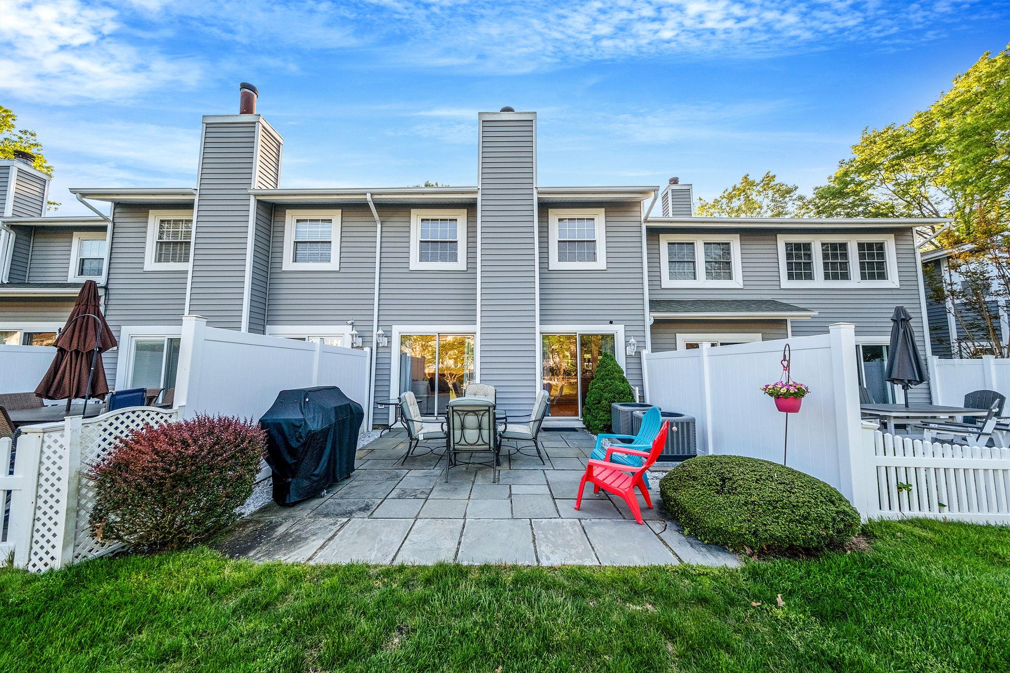 19 Hampshire Court, Holbrook, NY 11741