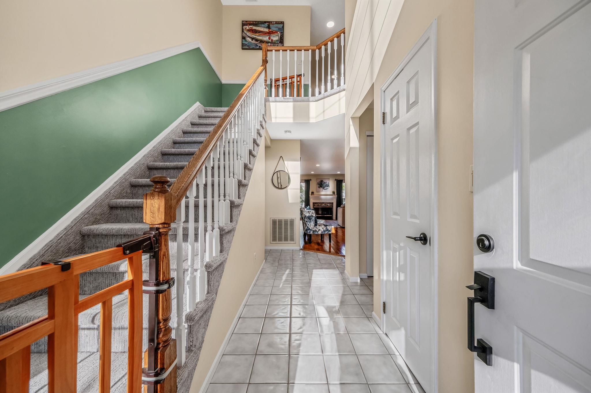 19 Hampshire Court, Holbrook, NY 11741