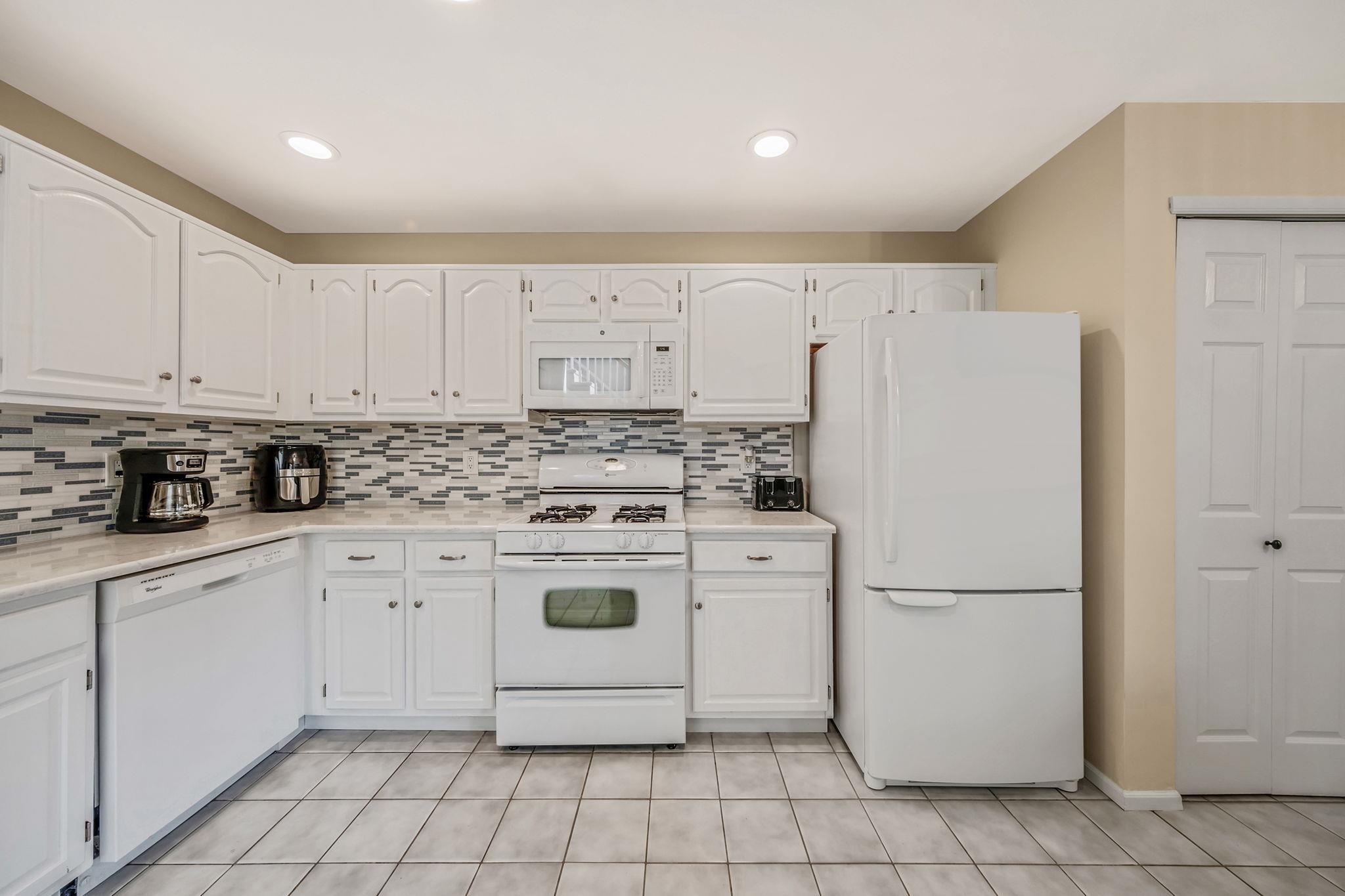 19 Hampshire Court, Holbrook, NY 11741